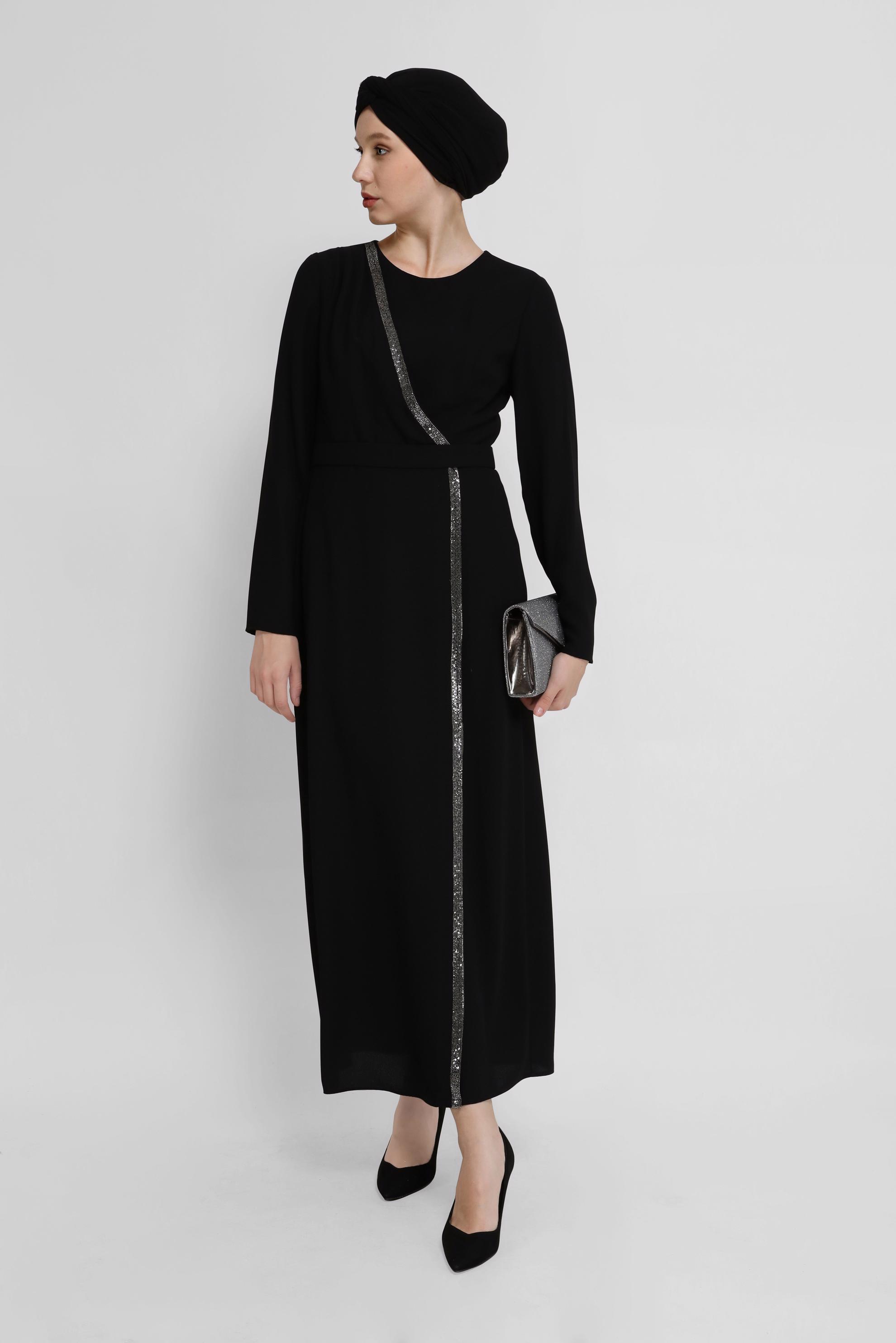 Tesettür giyim SİYAH ŞERİT DETAYLI KREP ELBİSE 41776 