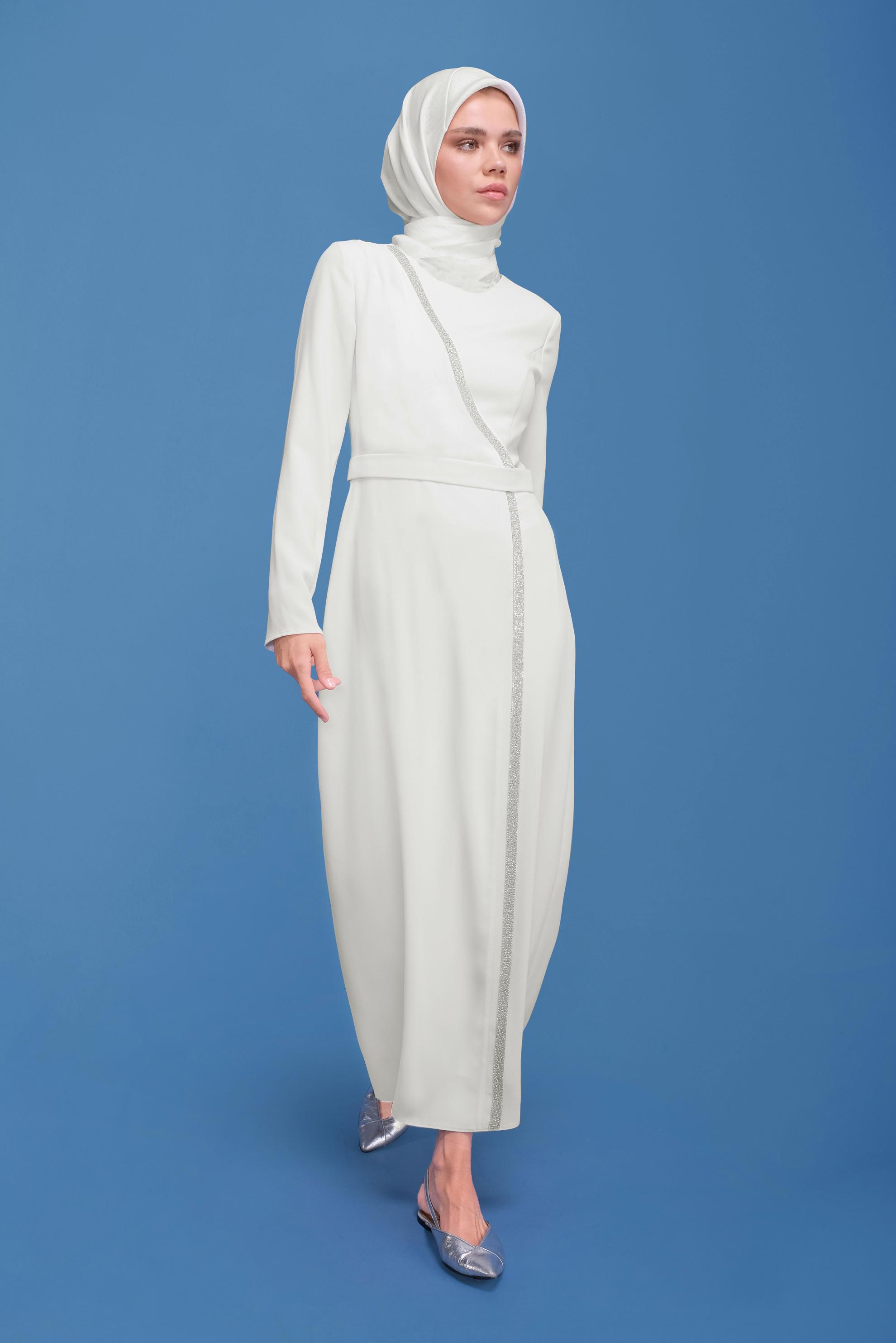 Tesettür giyim EKRU ŞERİT DETAYLI KREP ELBİSE 41776 