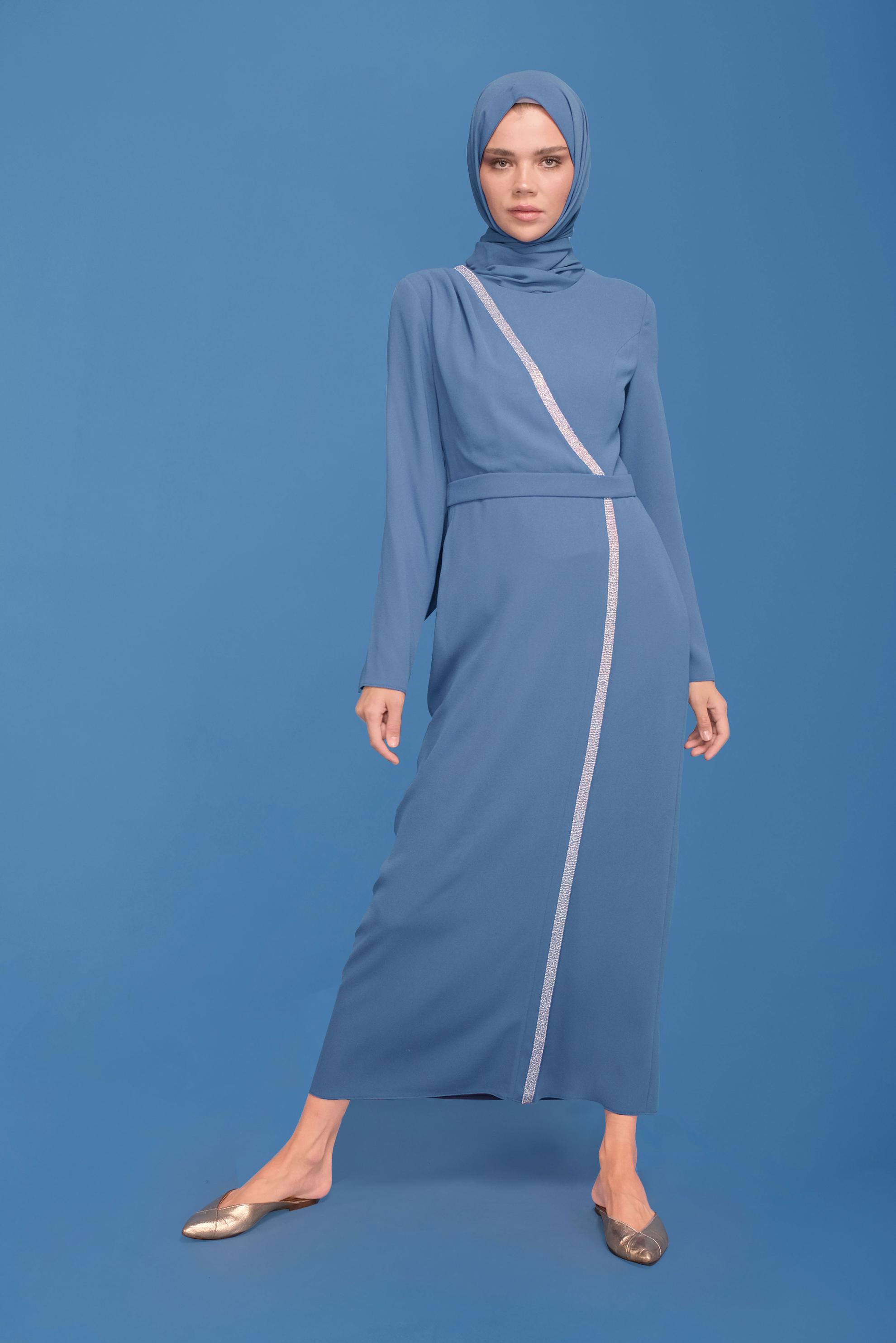 Tesettür giyim LACİVERT ŞERİT DETAYLI KREP ELBİSE 41776 