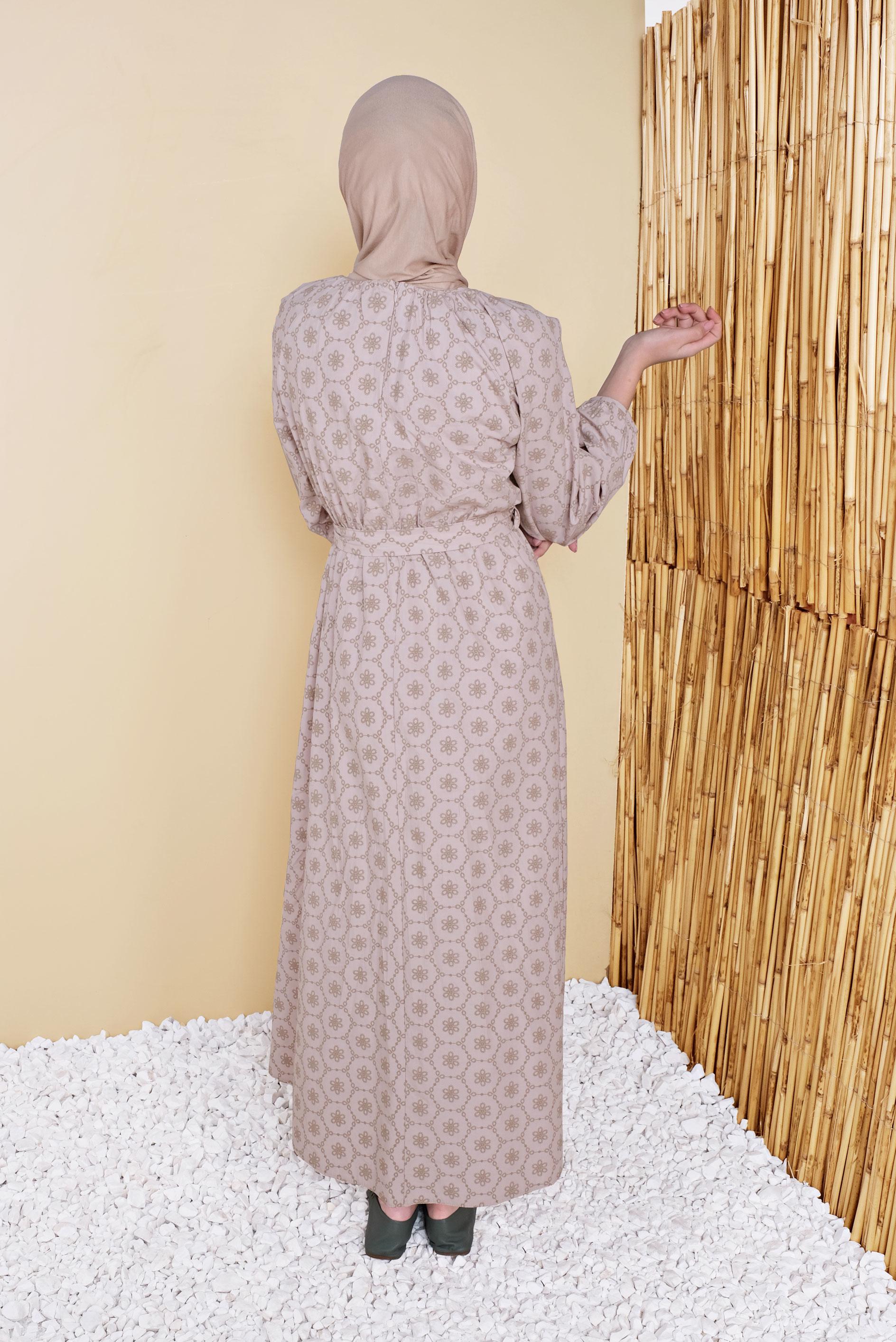 Tesettür giyim BEJ MANŞETLERİ LASTİKLİ KUŞAKLI ELBİSE 41802