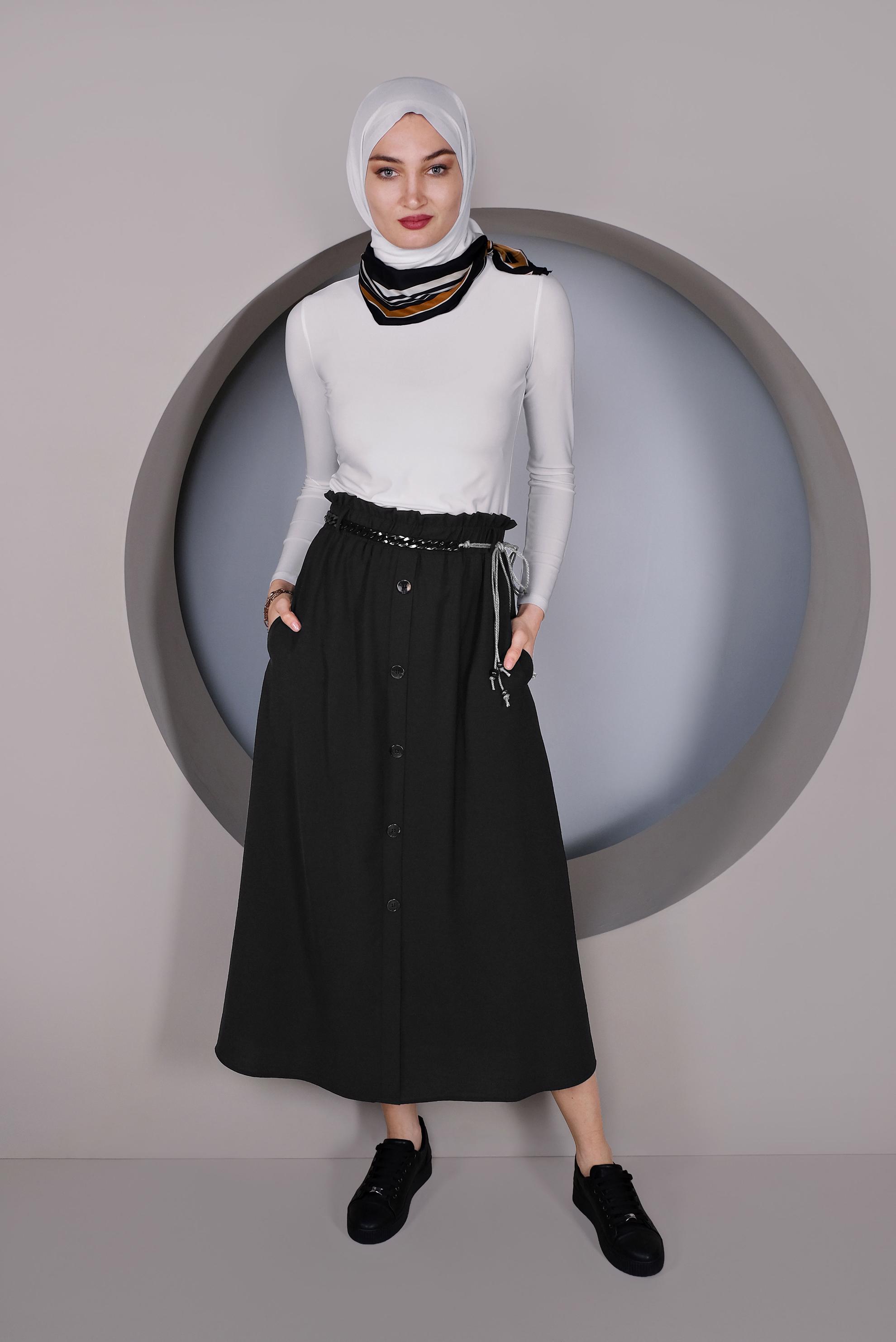 Tesettür giyim SİYAH DÜĞME DETAYLI BELDEN BÜZGÜLÜ ETEK 60142