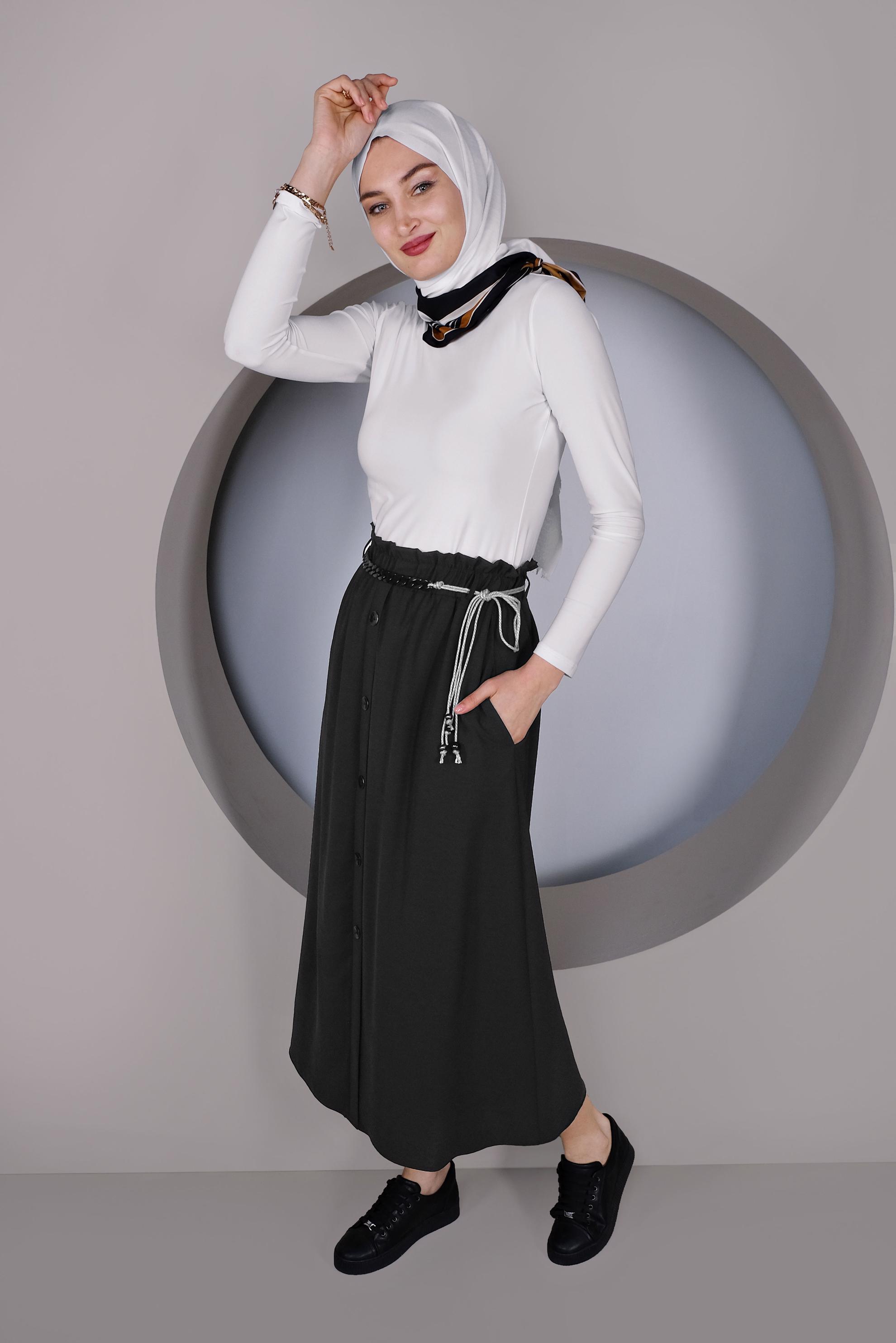 Tesettür giyim SİYAH DÜĞME DETAYLI BELDEN BÜZGÜLÜ ETEK 60142