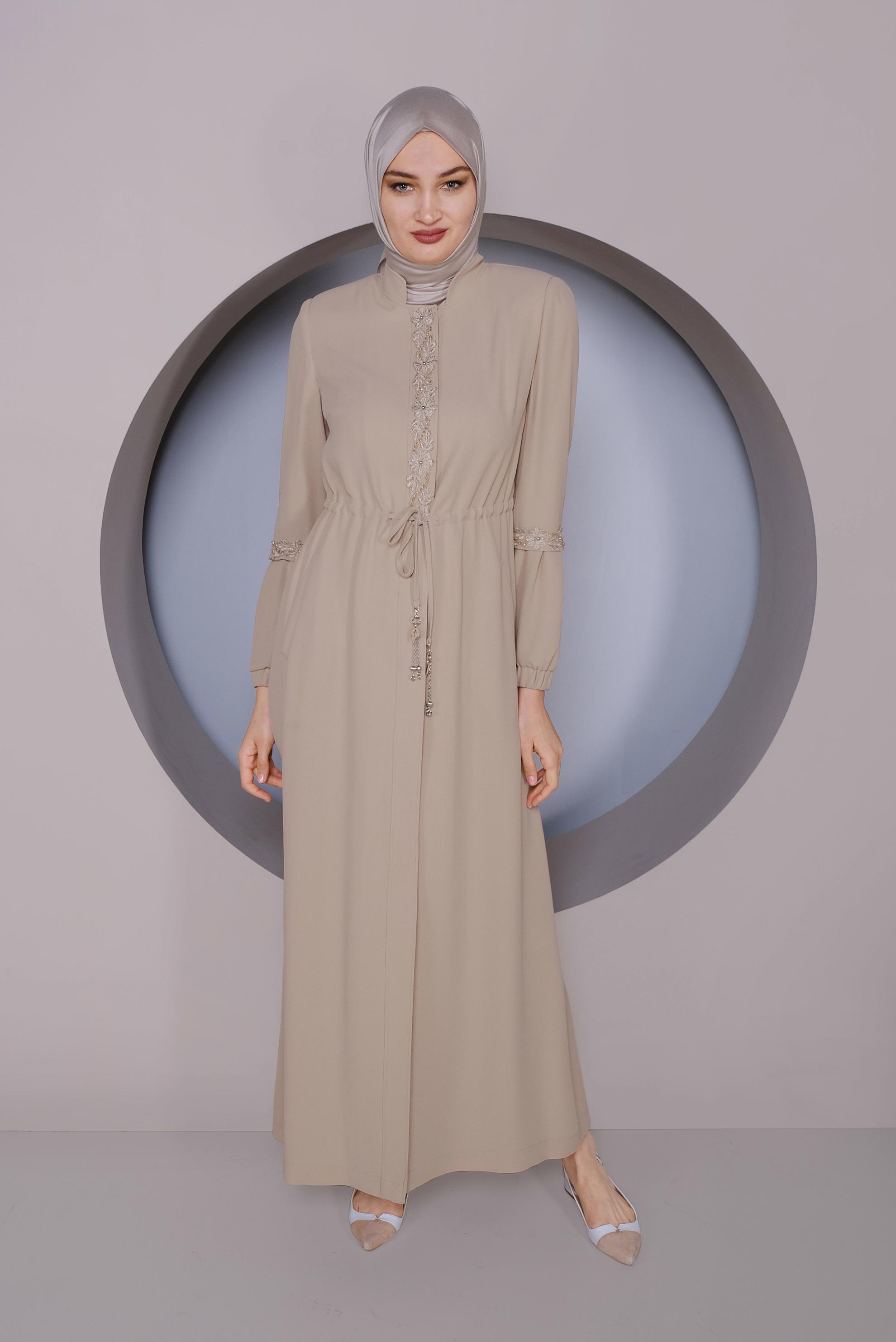 Tesettür giyim BEJ GÜPÜR İŞLEMELİ BEL KISMI BÜZGÜ BAĞCIKLI PARDESÜ 10235