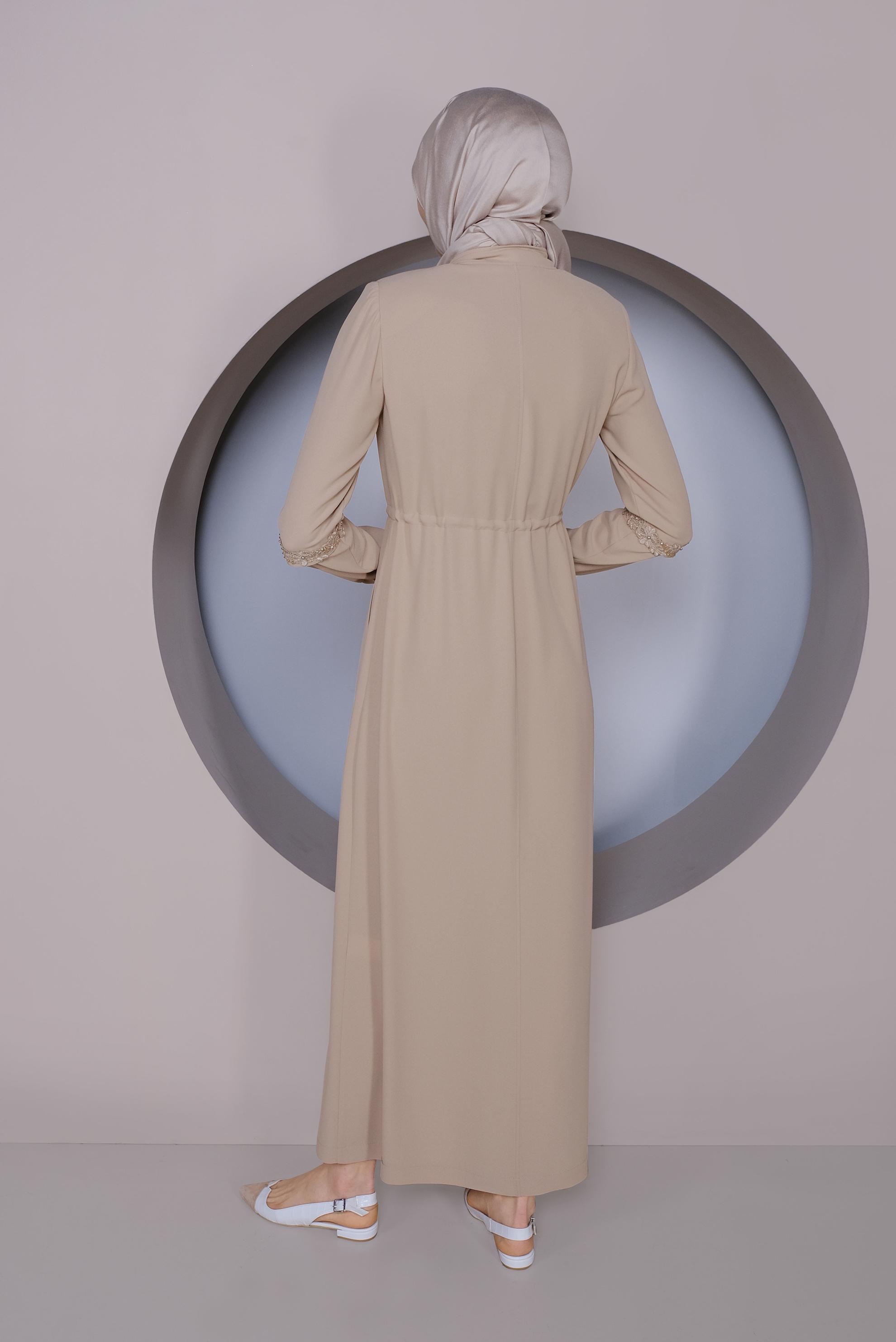 Tesettür giyim BEJ GÜPÜR İŞLEMELİ BEL KISMI BÜZGÜ BAĞCIKLI PARDESÜ 10235