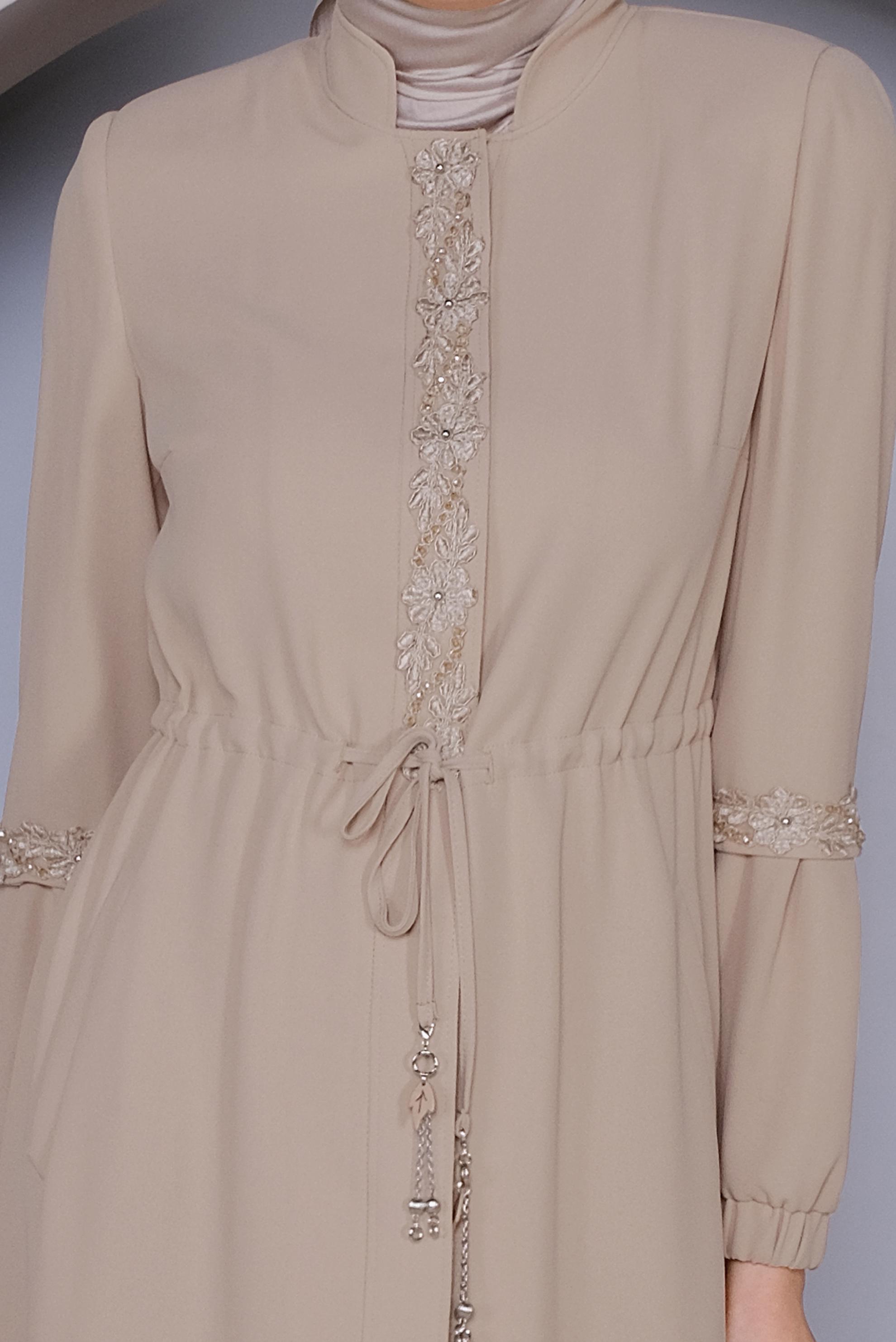 Tesettür giyim BEJ GÜPÜR İŞLEMELİ BEL KISMI BÜZGÜ BAĞCIKLI PARDESÜ 10235