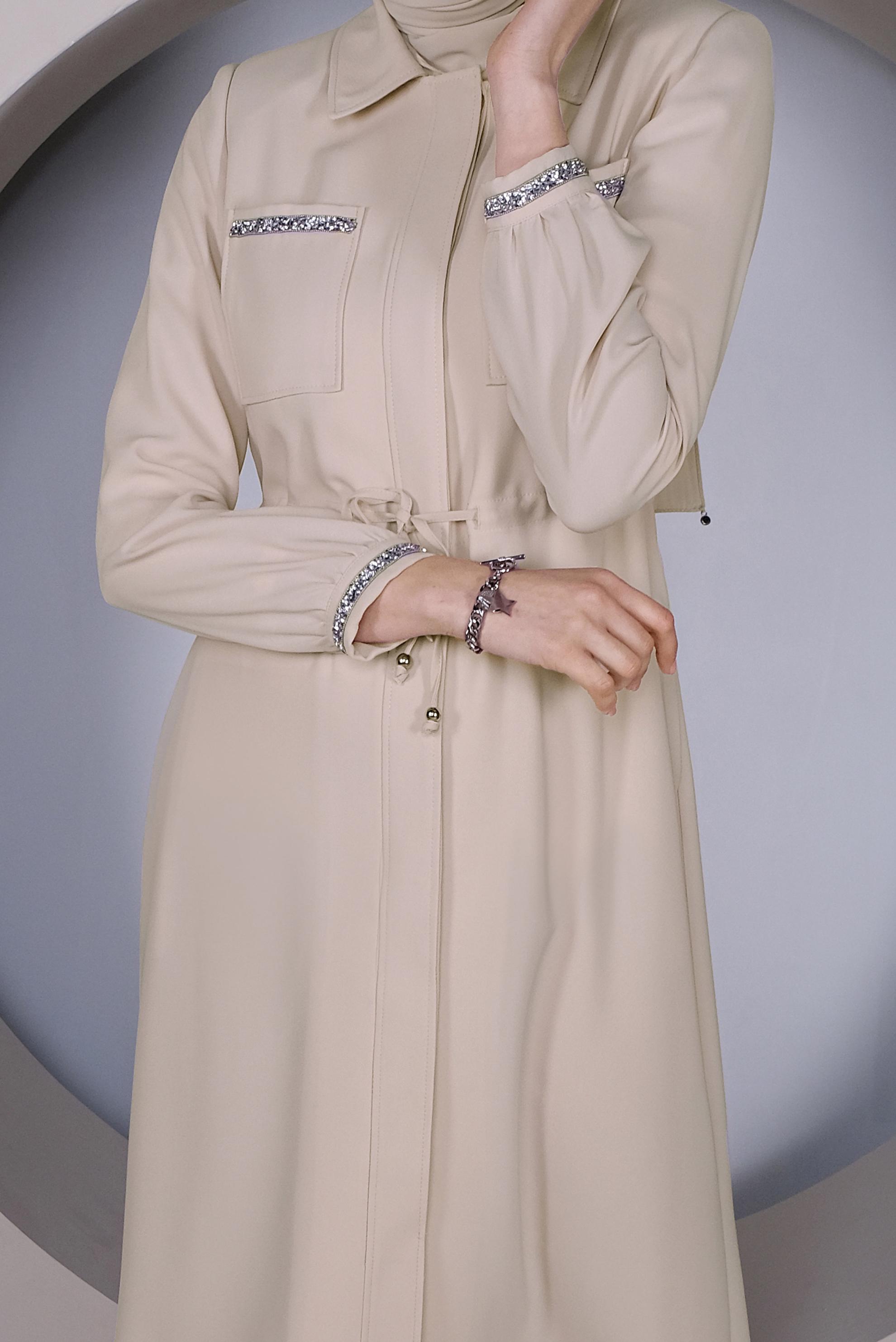 Tesettür giyim BEJ BELDEN BÜZGÜ BAĞCIKLI PARDESÜ 10255