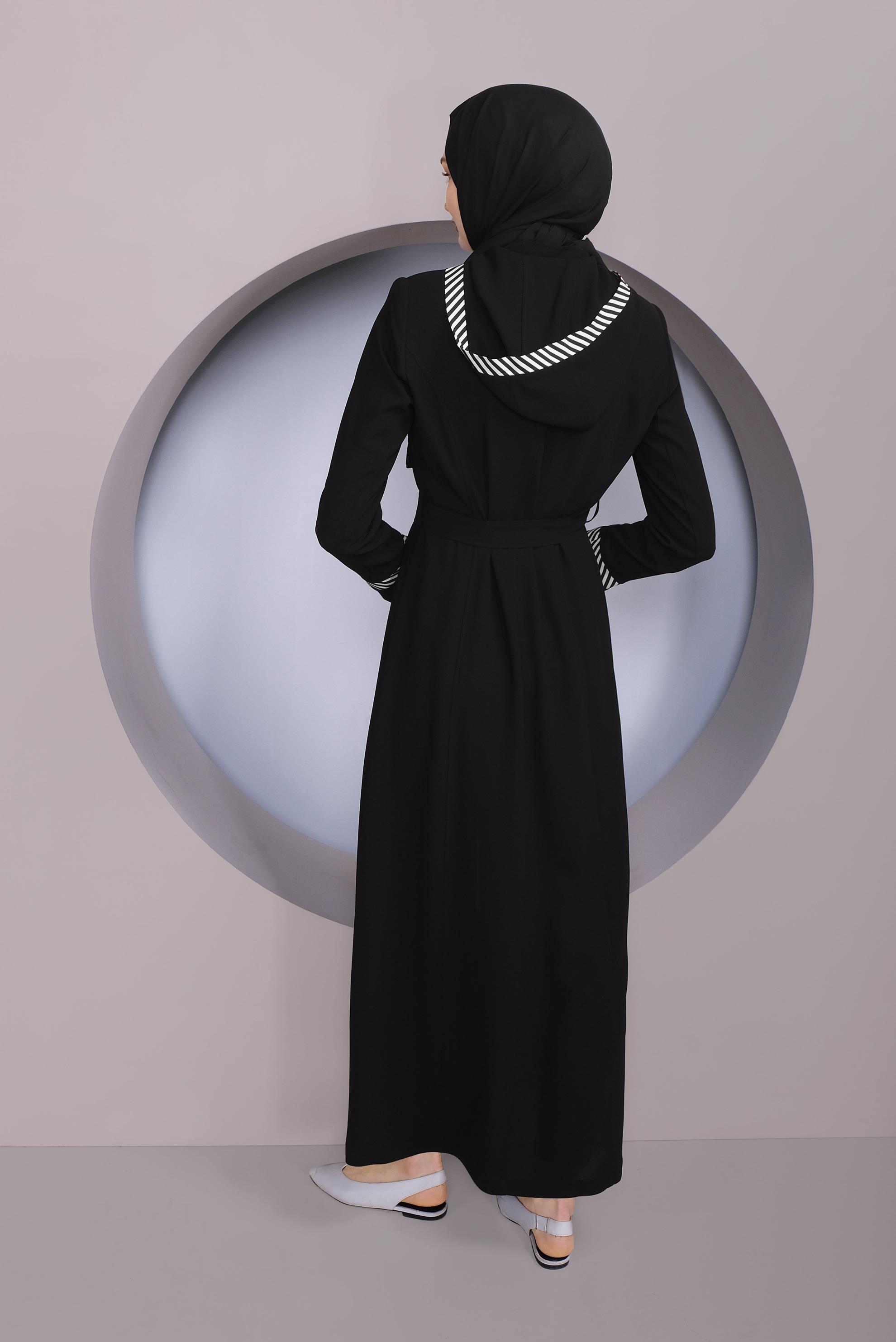 Tesettür giyim SİYAH ŞERİT DETAYLI KAPÜŞONLU PARDESÜ 10331