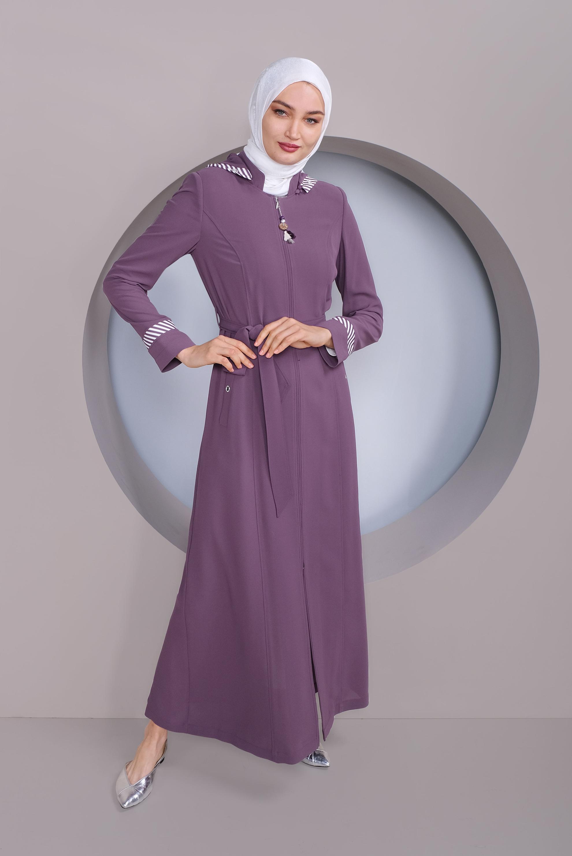 Tesettür giyim MOR ŞERİT DETAYLI KAPÜŞONLU PARDESÜ 10331