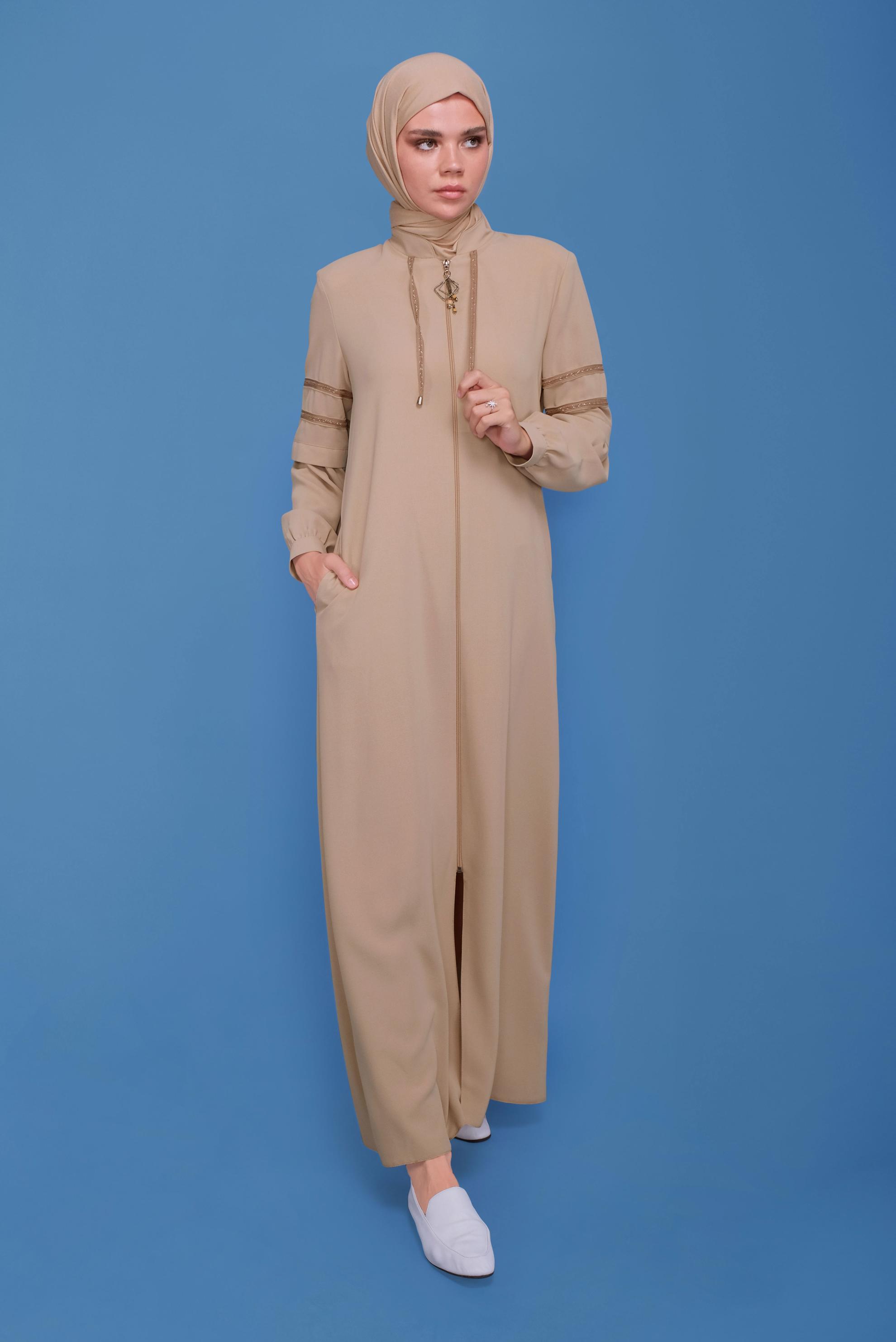 Tesettür giyim BEJ ŞERİT DETAYLI FERMUARLI PARDESÜ 10356 