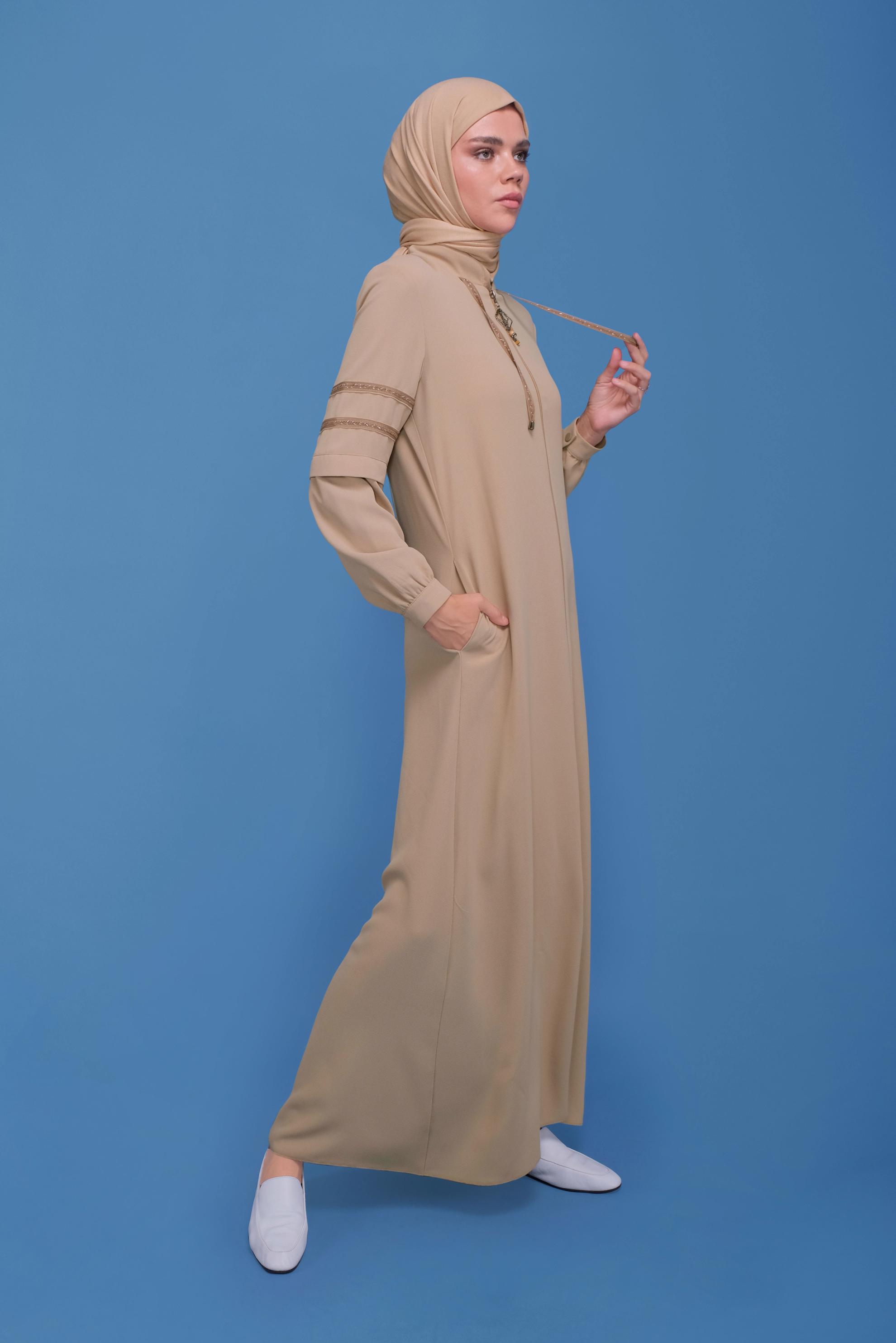 Tesettür giyim BEJ ŞERİT DETAYLI FERMUARLI PARDESÜ 10356 