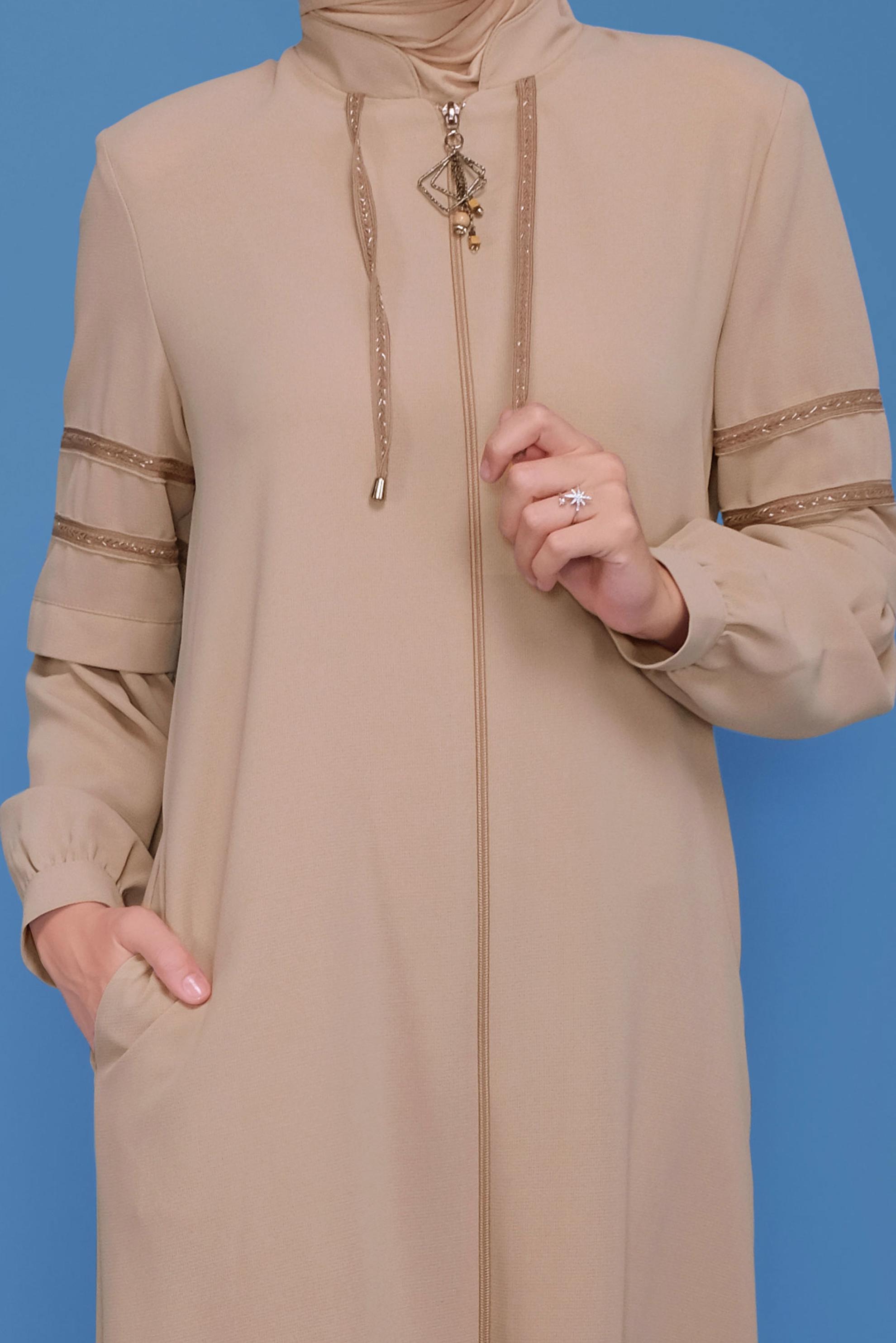 Tesettür giyim BEJ ŞERİT DETAYLI FERMUARLI PARDESÜ 10356 