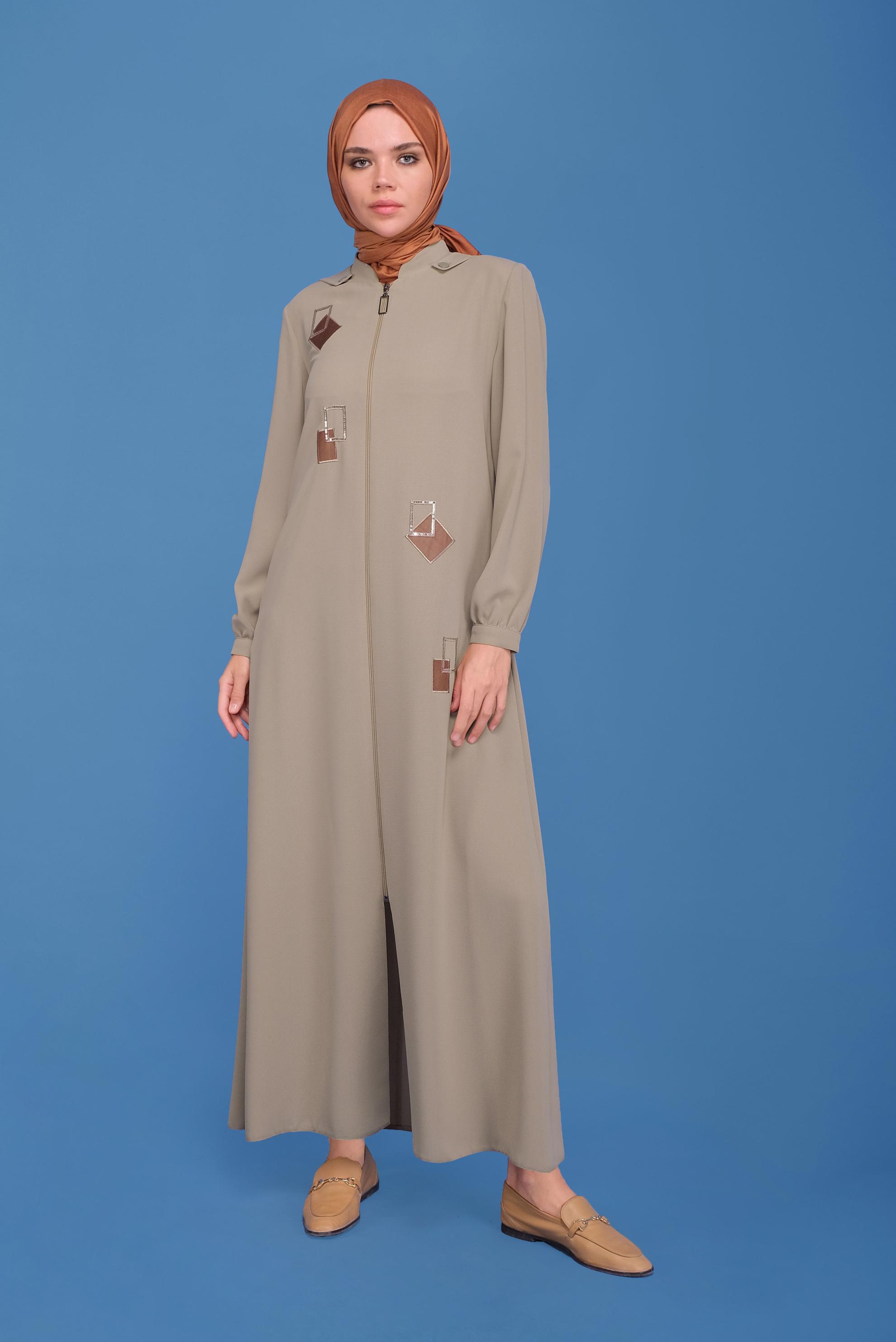 Tesettür giyim BEJ PULLU NAKIŞLI CEP DETAYLI PARDESÜ 10359 