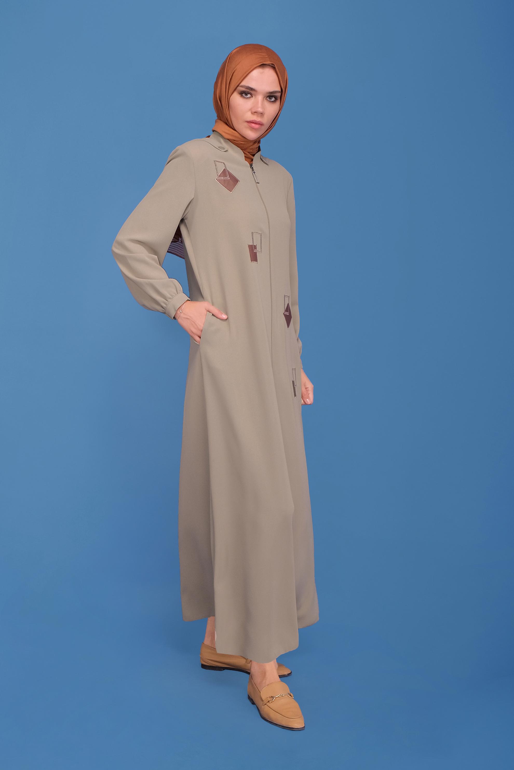 Tesettür giyim BEJ PULLU NAKIŞLI CEP DETAYLI PARDESÜ 10359 