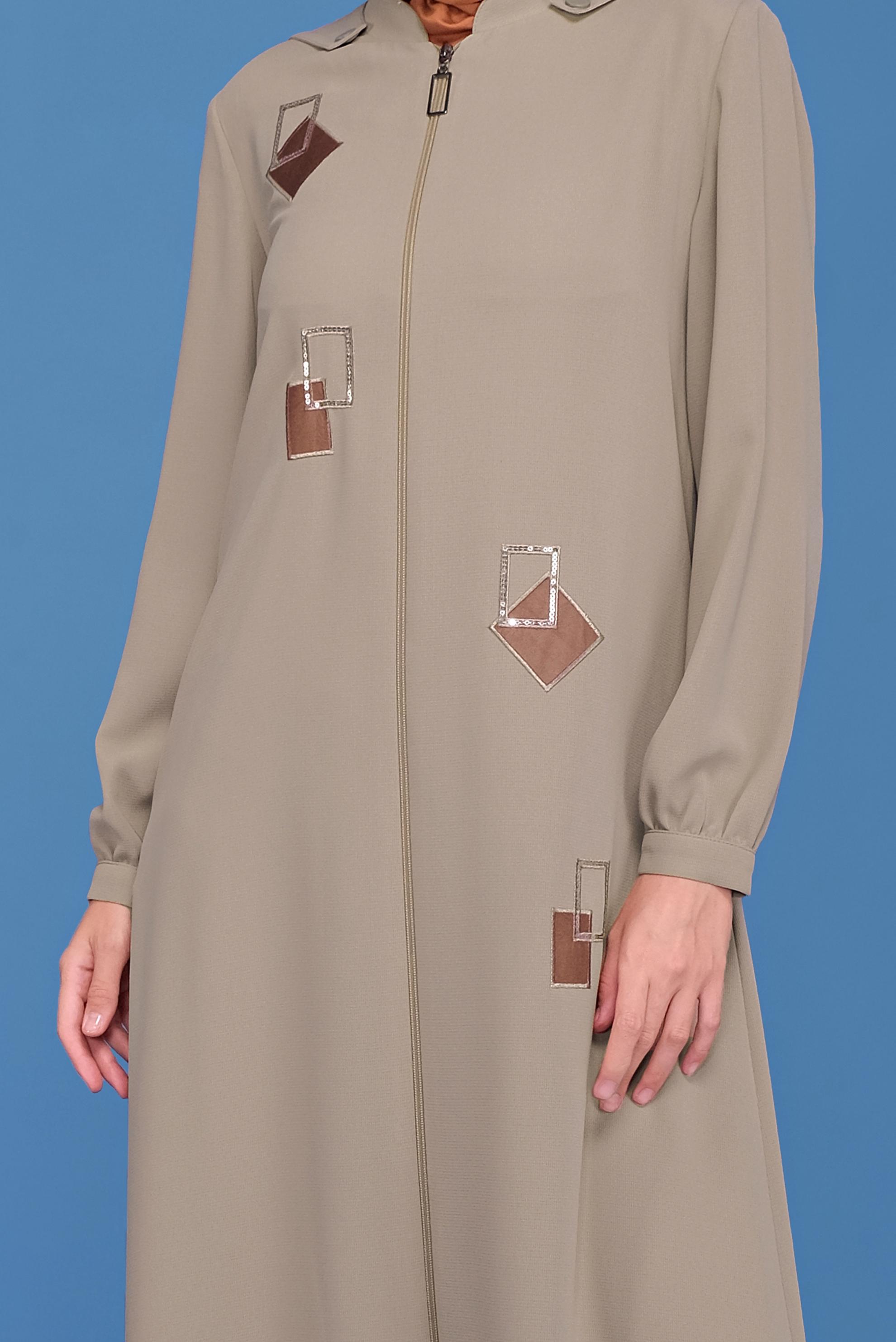 Tesettür giyim BEJ PULLU NAKIŞLI CEP DETAYLI PARDESÜ 10359 