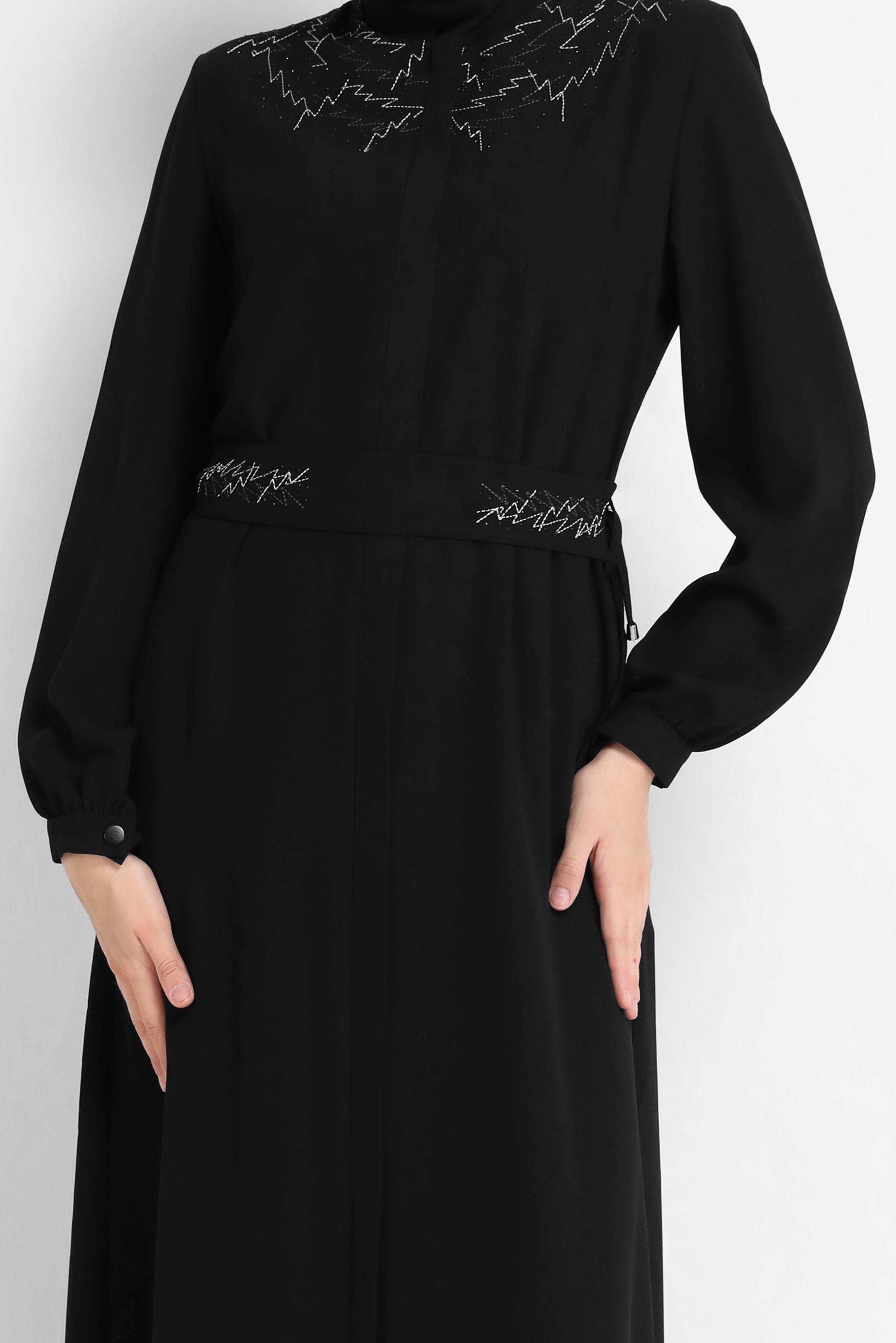 Tesettür giyim SİYAH NAKIŞLI KUŞAKLI PARDESÜ 10361 