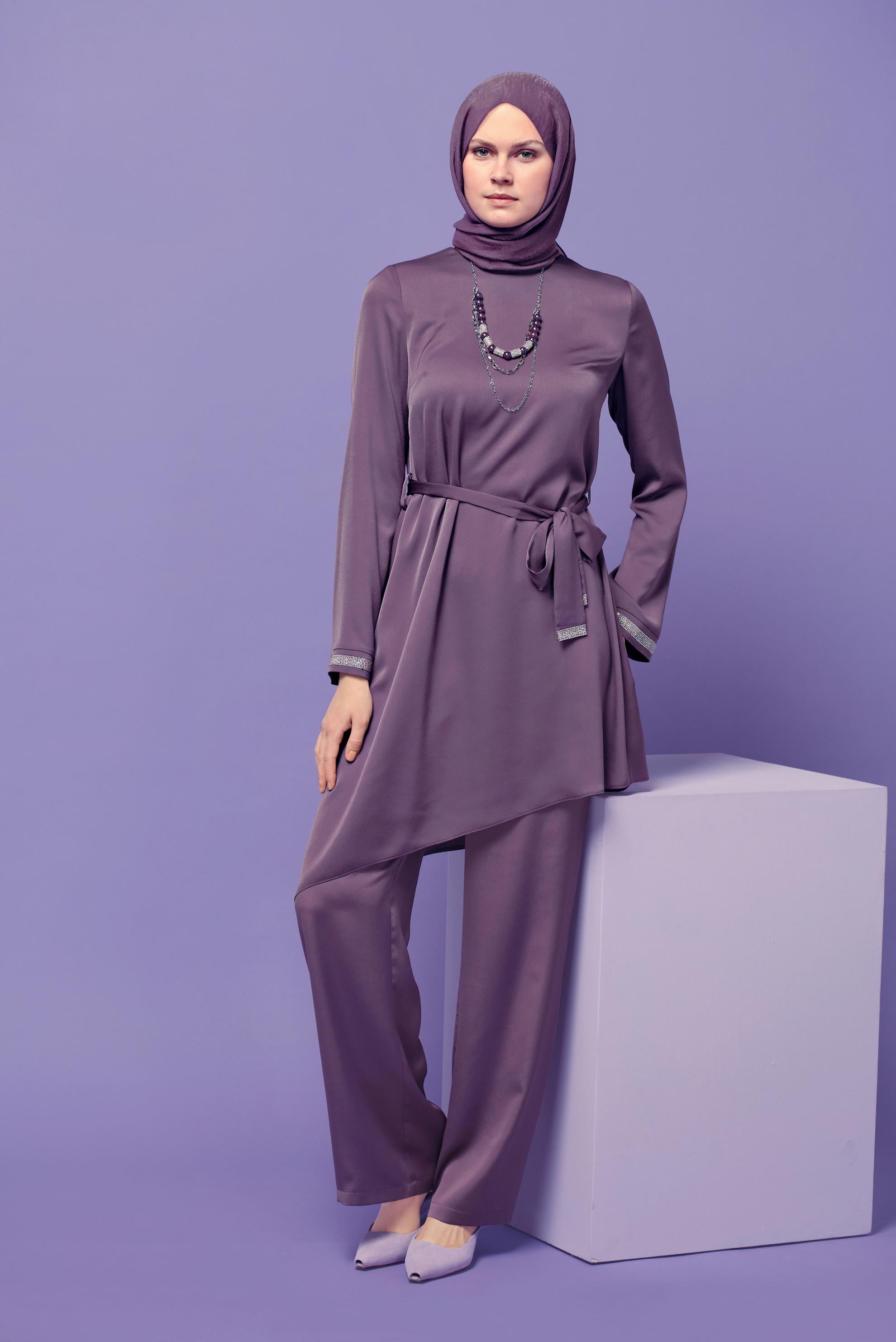 Tesettür giyim MOR ASİMETRİK KESİM SATEN İKİLİ PANTOLONLU TAKIM 30131