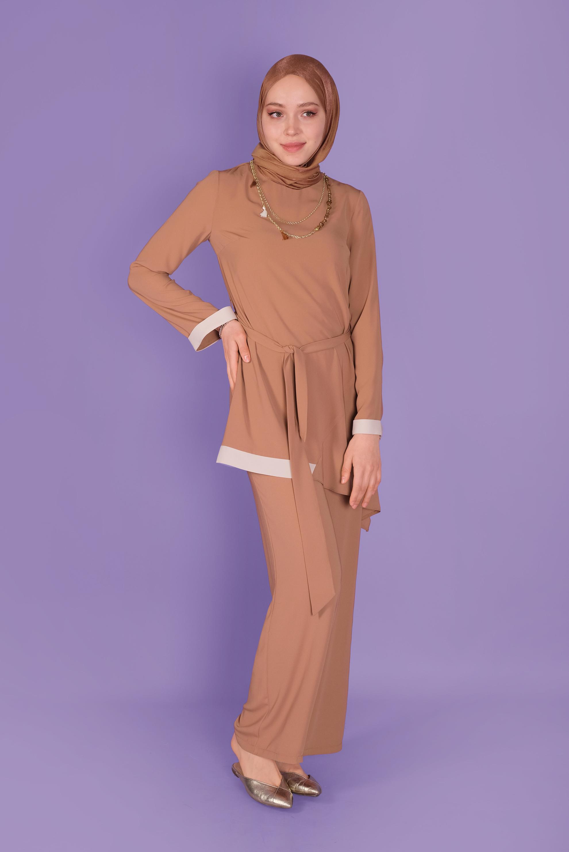 Tesettür giyim KAHVE BELİ KUŞAKLI ASİMETRİK KESİM PANTOLUNLU TAKIM 30134 