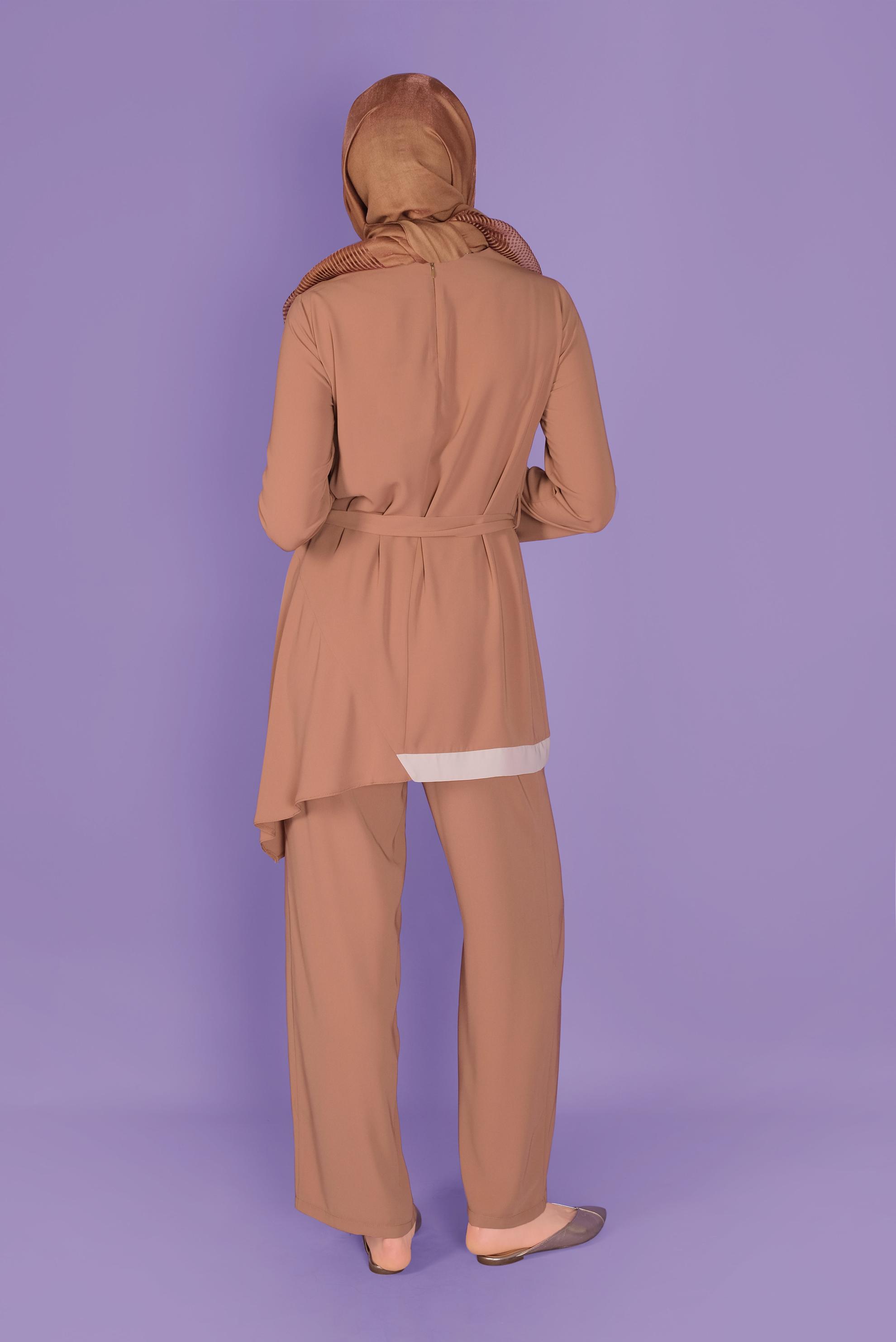 Tesettür giyim KAHVE BELİ KUŞAKLI ASİMETRİK KESİM PANTOLUNLU TAKIM 30134 
