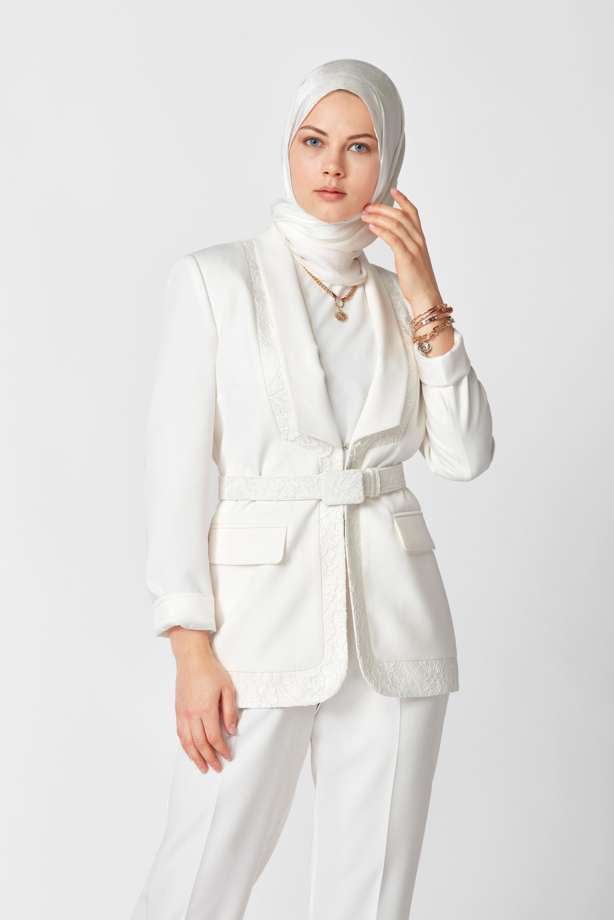 Tesettür giyim BEYAZ DANTEL DETAYLI KEMERLİ ÜÇLÜ PANTOLONLU TAKIM 30139 