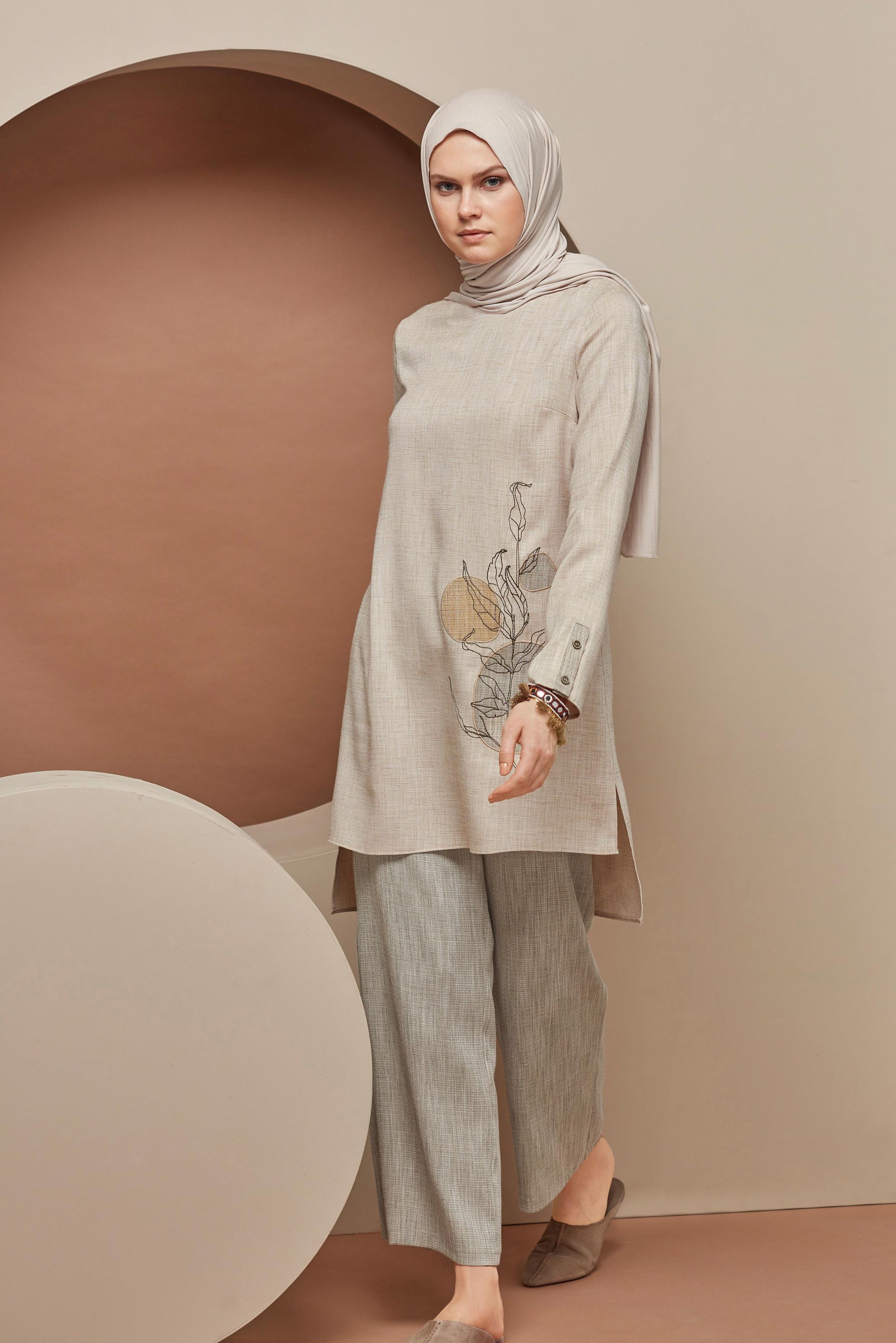 Tesettür giyim BEJ NAKIŞ DETAYLI KETEN PANTOLONLU TAKIM 41340 