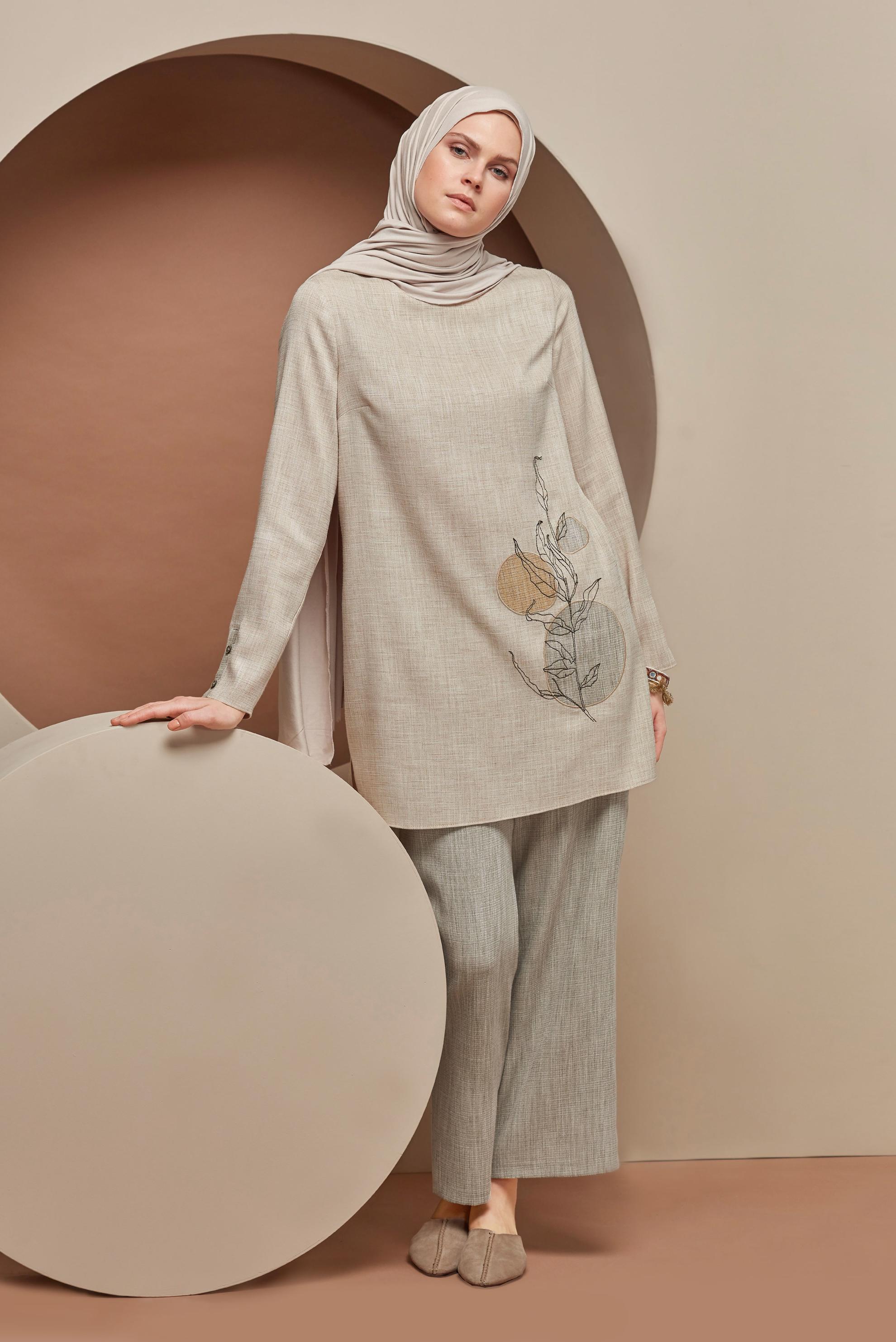 Tesettür giyim BEJ NAKIŞ DETAYLI KETEN PANTOLONLU TAKIM 41340 