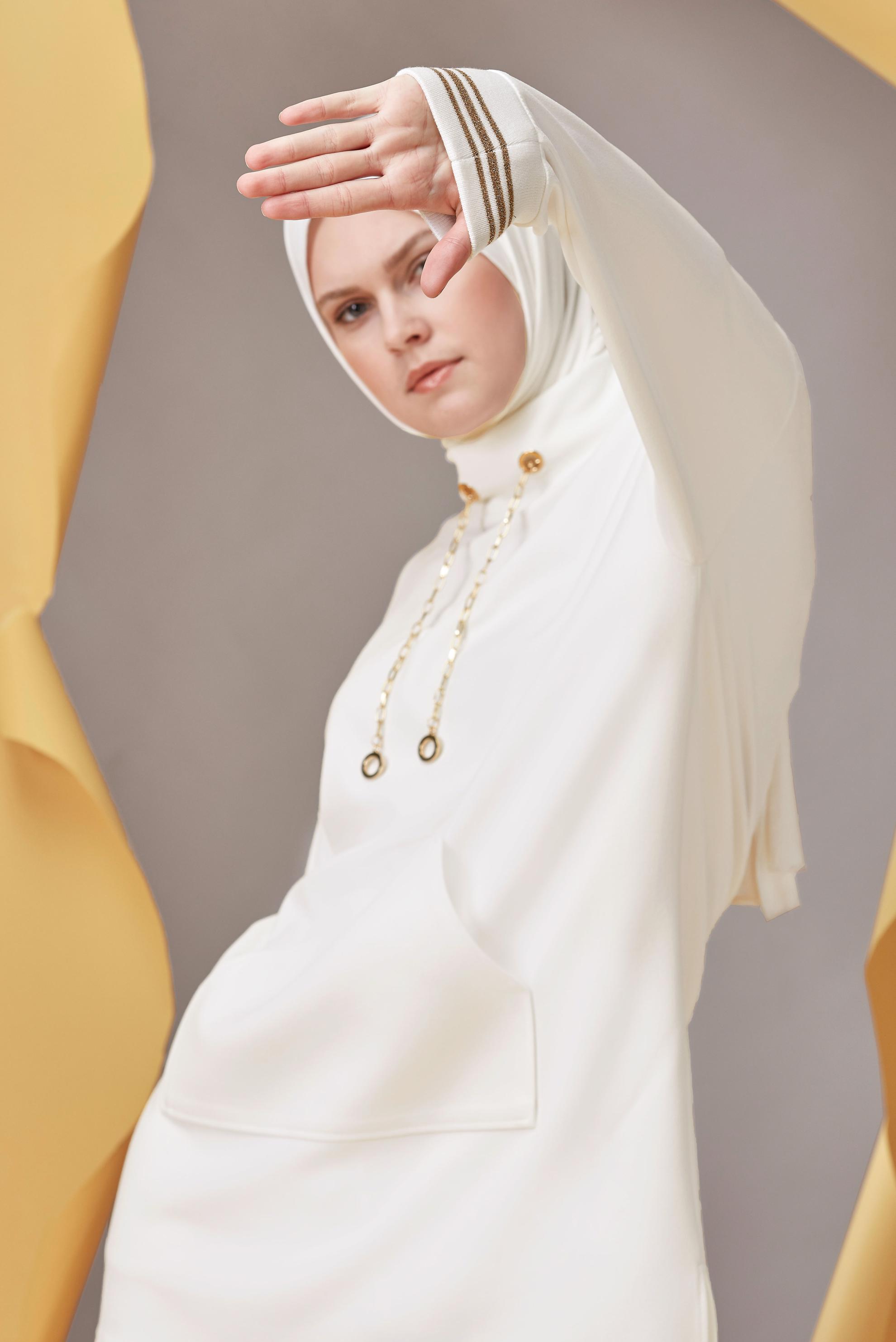 Tesettür giyim BEYAZ KOL RİBANA DETAYLI ZİNCİR AKSESUARLI PANTOLONLU TAKIM 41411 