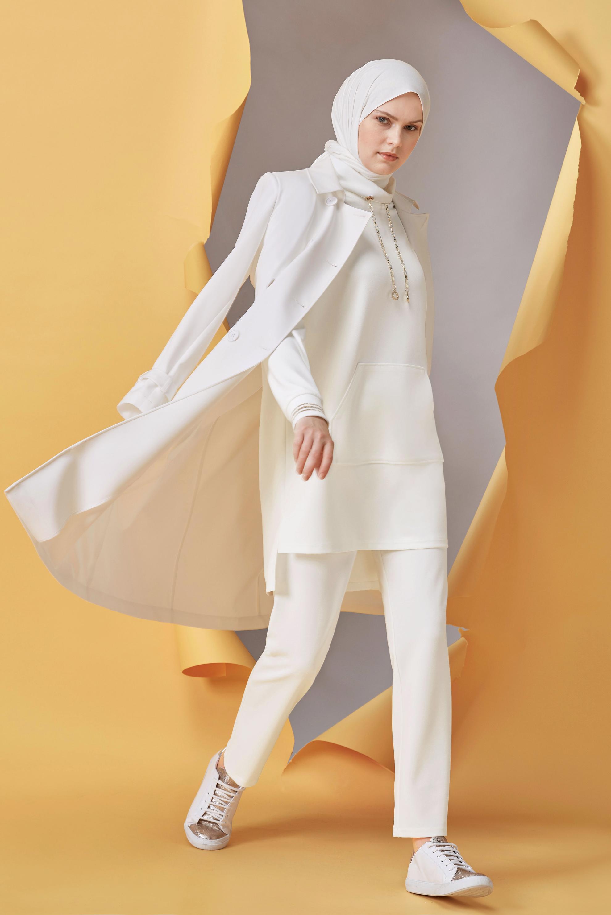 Tesettür giyim BEYAZ KOL RİBANA DETAYLI ZİNCİR AKSESUARLI PANTOLONLU TAKIM 41411 