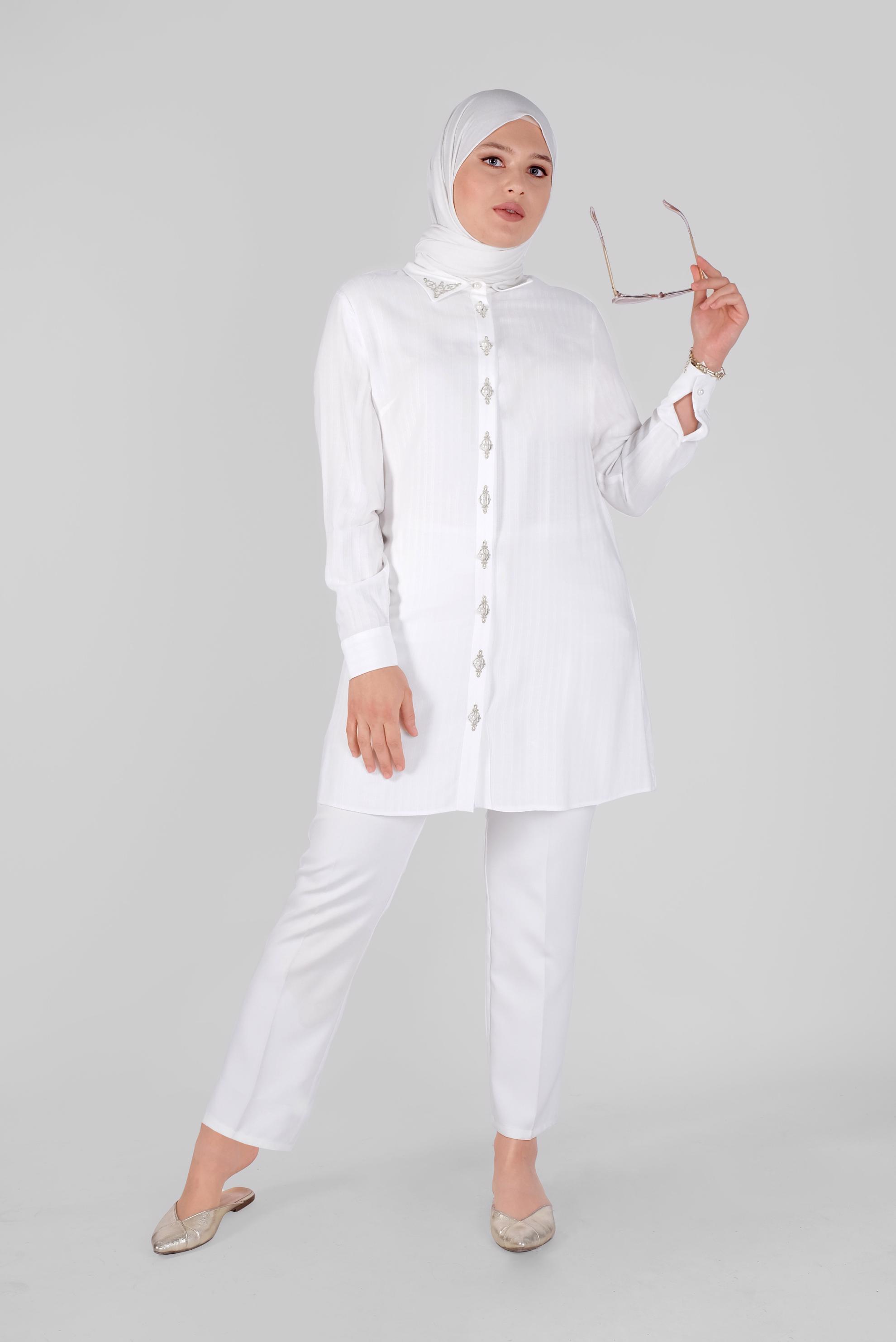 Tesettür giyim BEYAZ NAKIŞLI BOYDAN DÜĞMELİ TUNİK 20135 