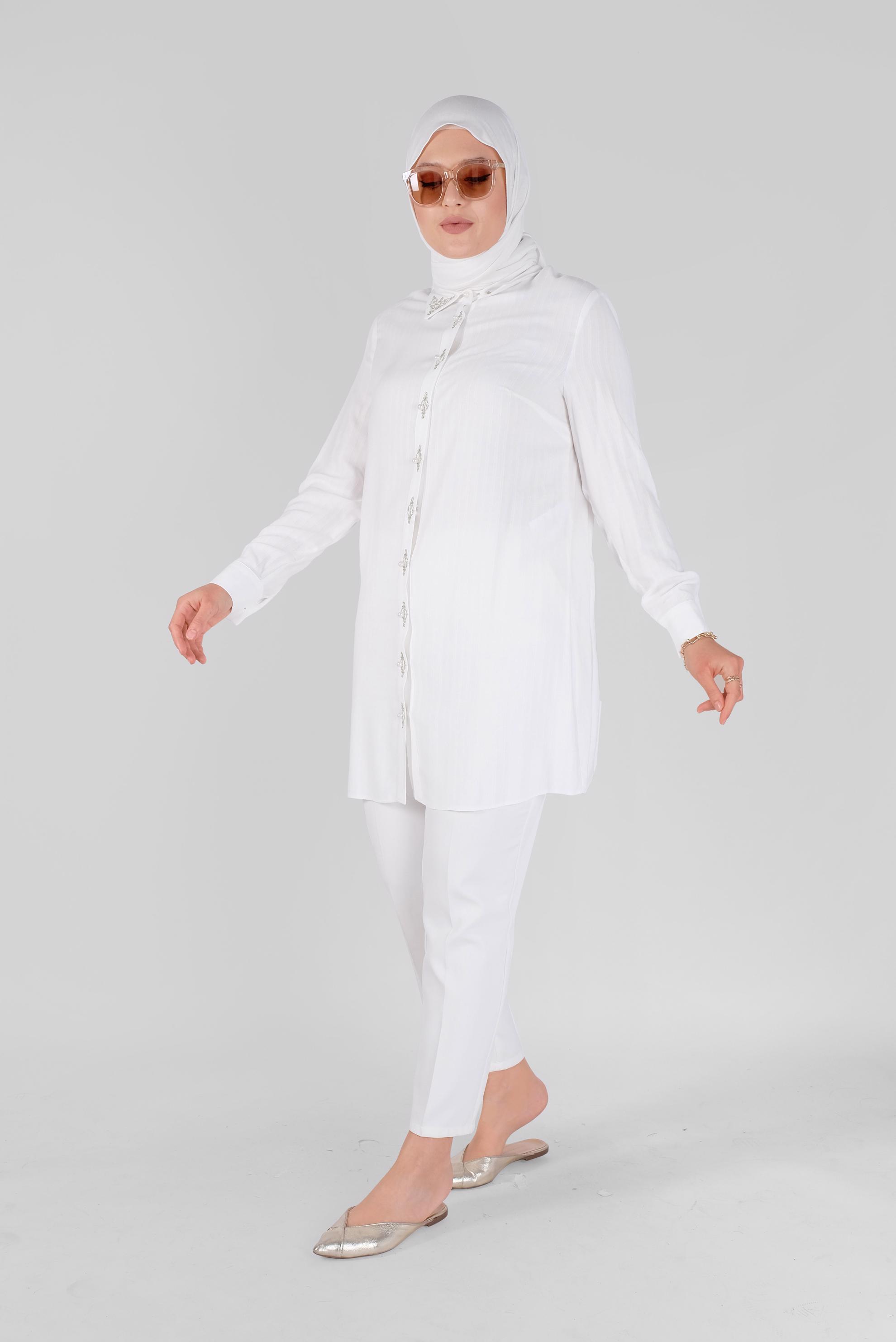 Tesettür giyim BEYAZ NAKIŞLI BOYDAN DÜĞMELİ TUNİK 20135 