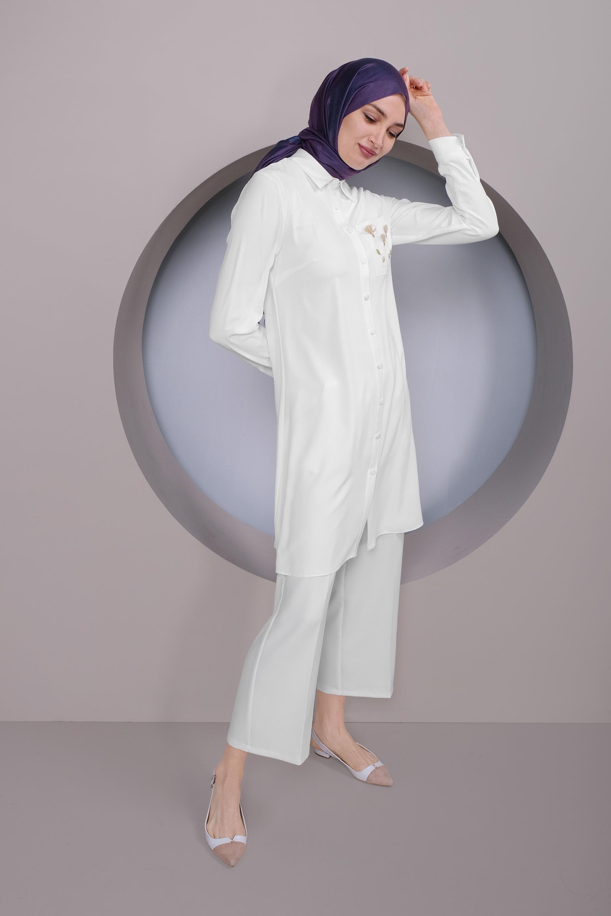 Tesettür giyim BEYAZ CEP KISMI NAKIŞ İŞLEMELİ TUNİK 40664