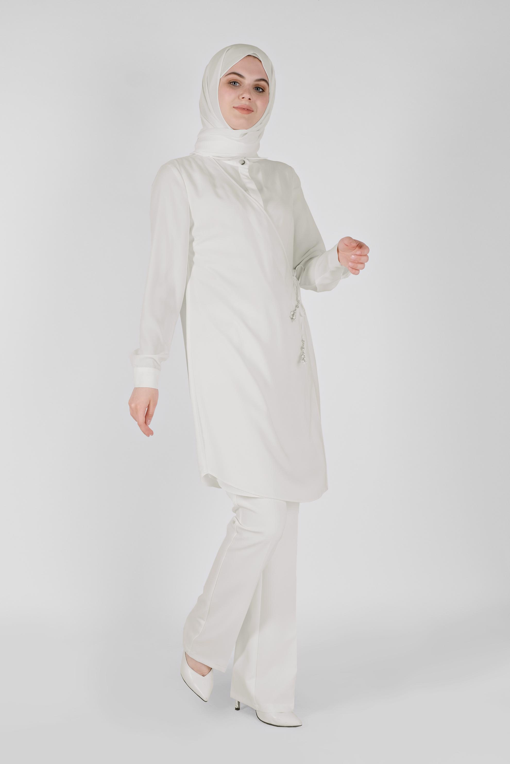 Tesettür giyim BEYAZ GİZLİ DÜĞMELİ PARÇA DETAYLI TUNİK 41344