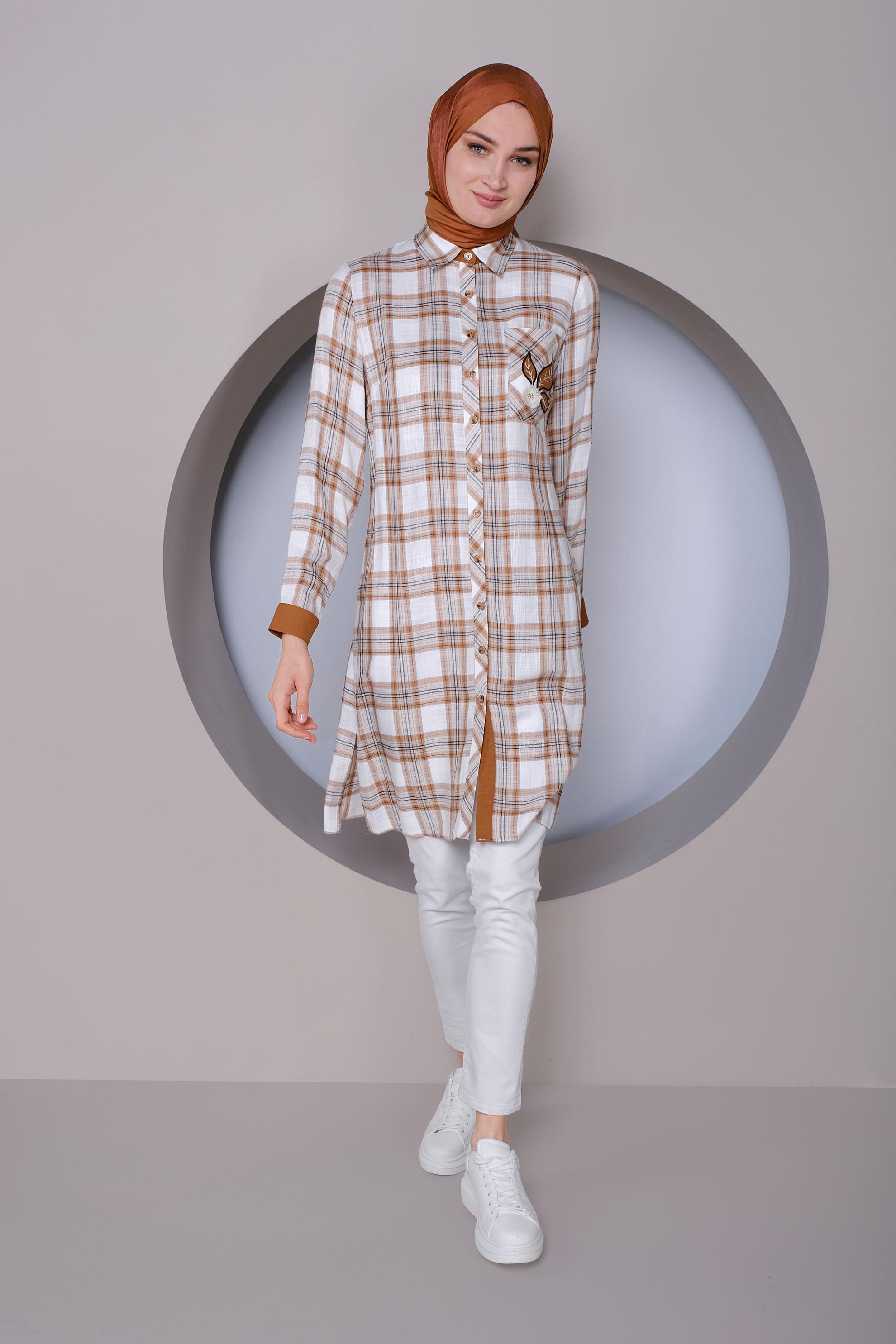 Tesettür giyim BEJ CEP KISMI NAKIŞ İŞLEMELİ EKOSE TUNİK 41390