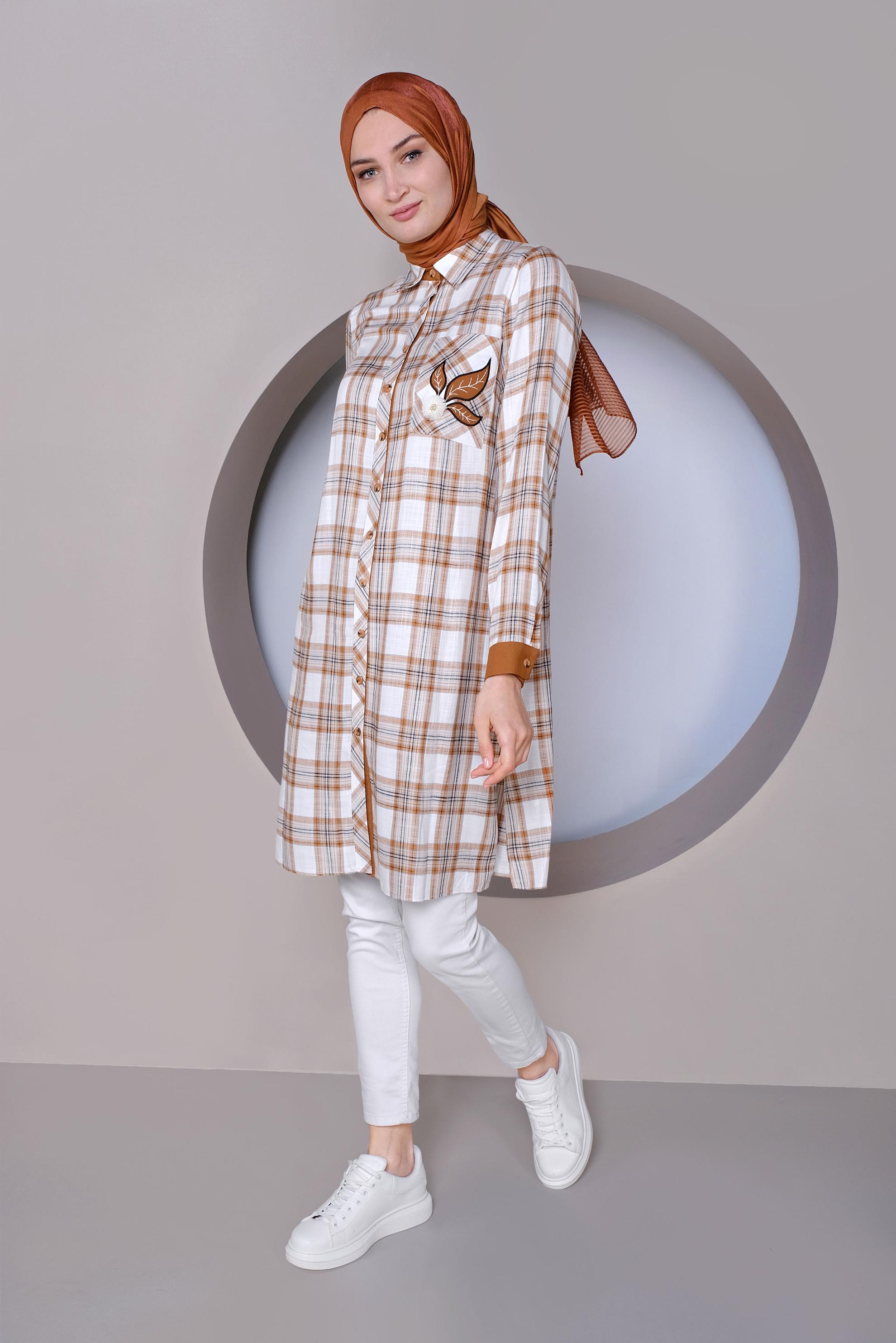 Tesettür giyim BEJ CEP KISMI NAKIŞ İŞLEMELİ EKOSE TUNİK 41390