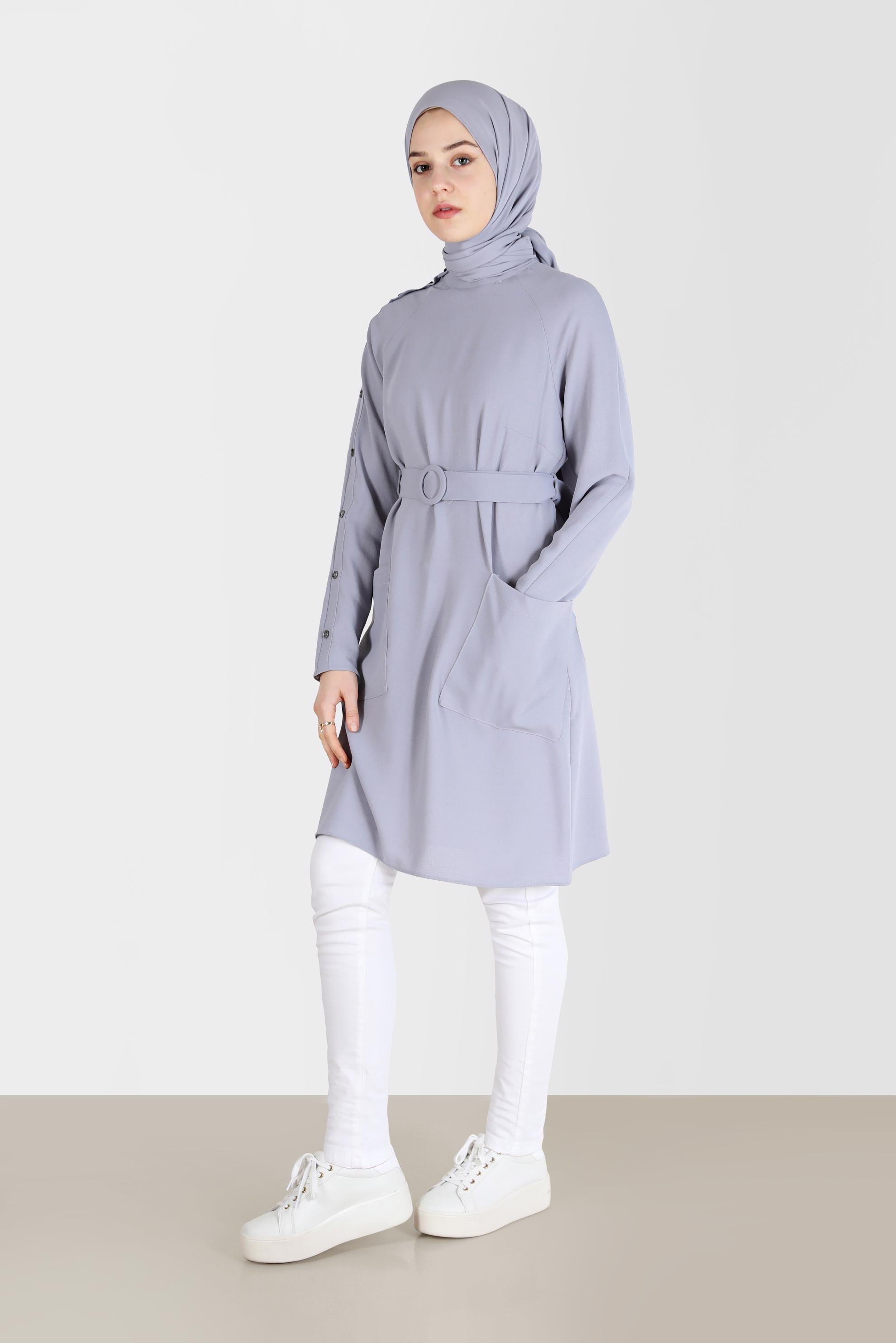 Tesettür giyim GRİ KOLU DÜĞME DETAYLI CEPLİ KUŞAKLI TUNİK 41398