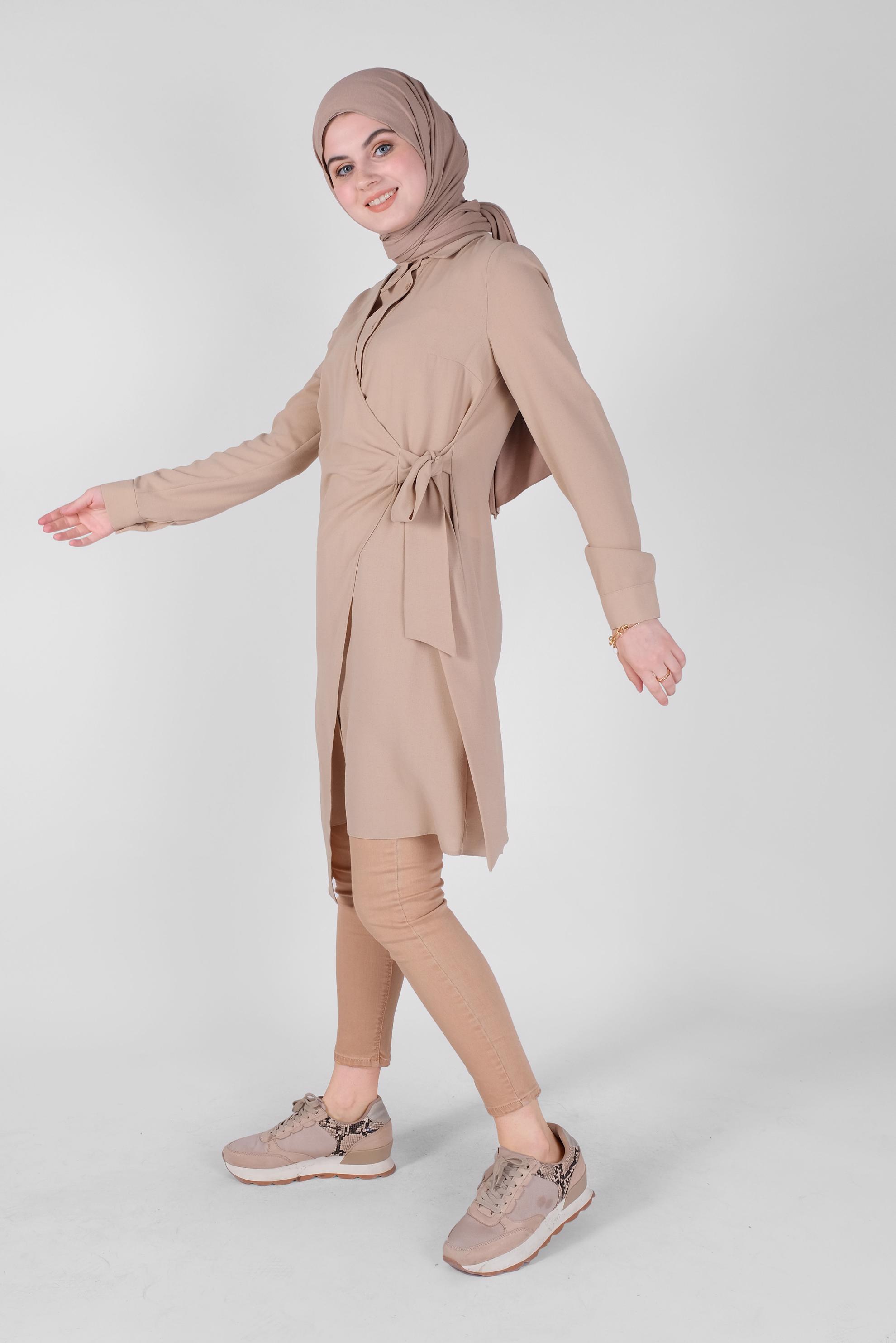 Tesettür giyim BEJ YANDAN PARÇA BAĞLAMALI DÜĞMELİ TUNİK 41462