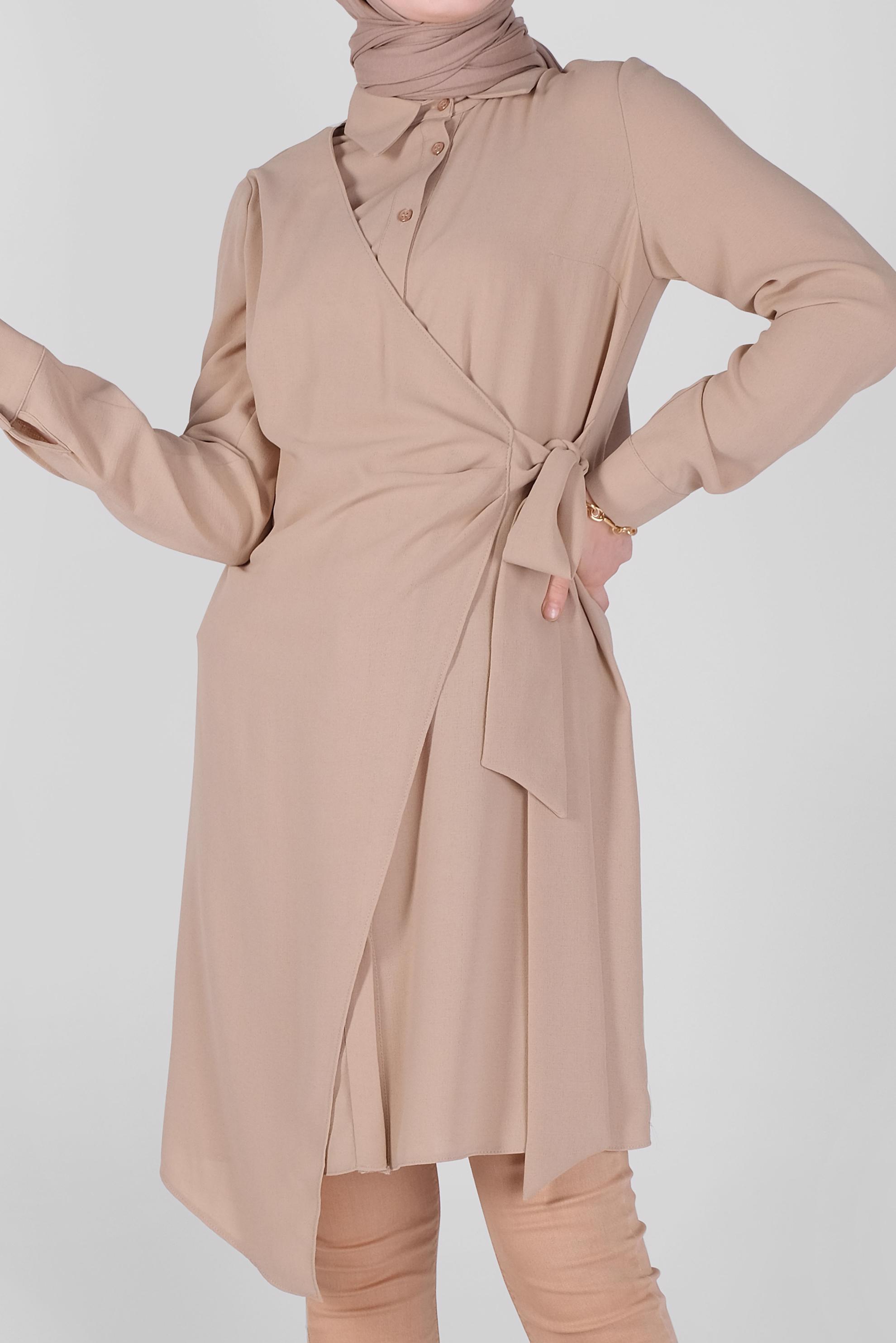 Tesettür giyim BEJ YANDAN PARÇA BAĞLAMALI DÜĞMELİ TUNİK 41462