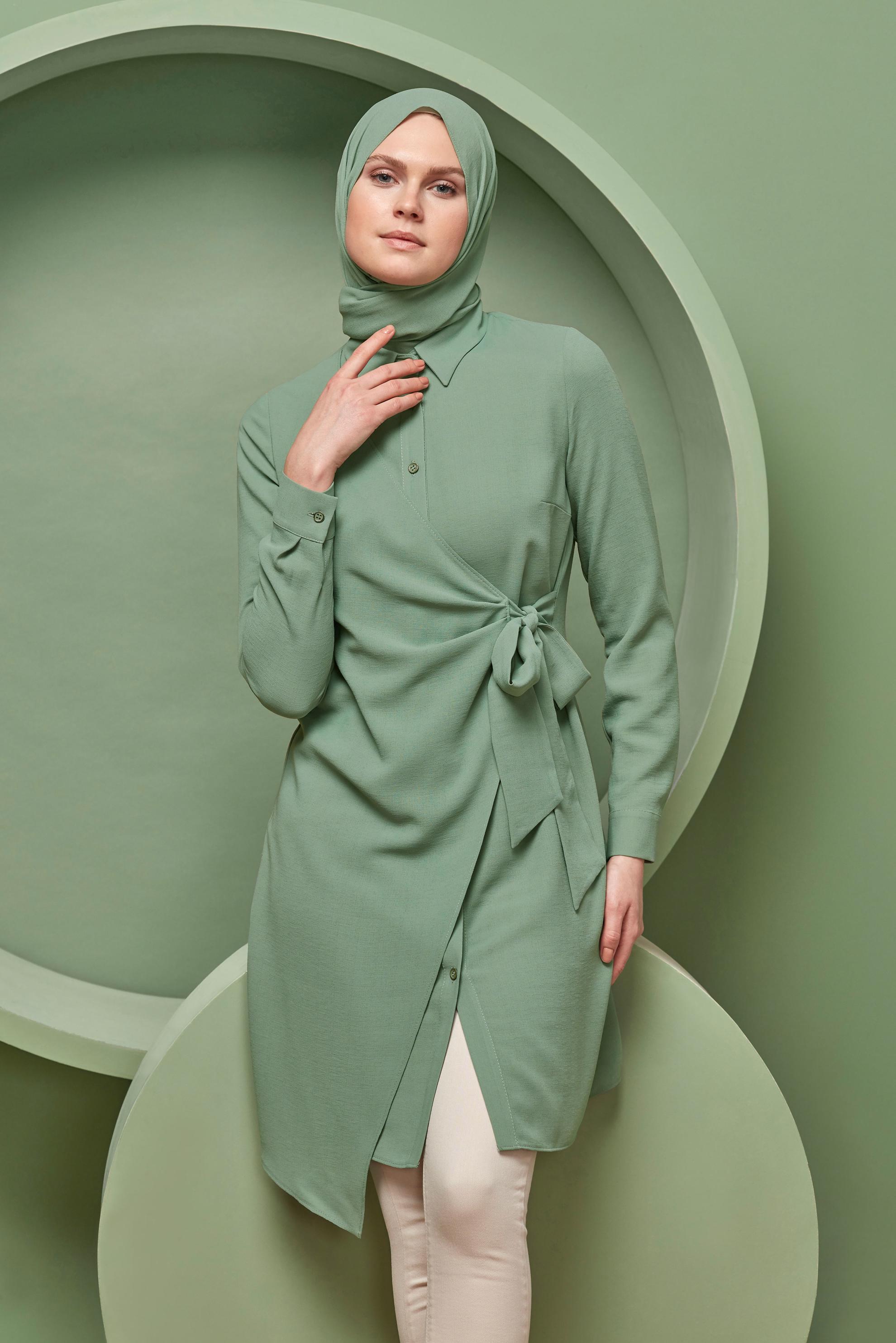 Tesettür giyim YEŞİL YANDAN PARÇA BAĞLAMALI DÜĞMELİ TUNİK 41462