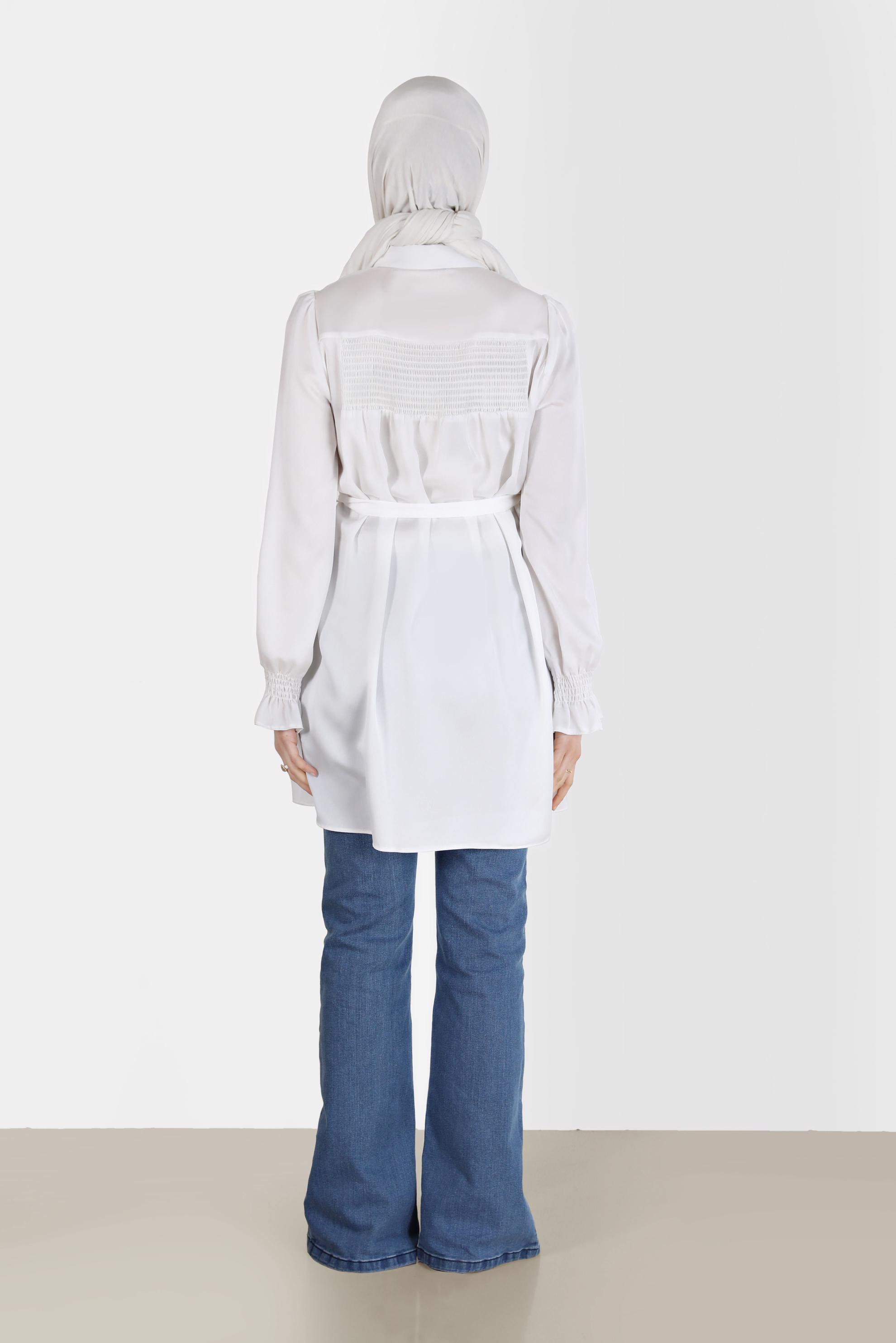 Tesettür giyim BEYAZ BELDEN KUŞAKLI SATEN TUNİK 41488 