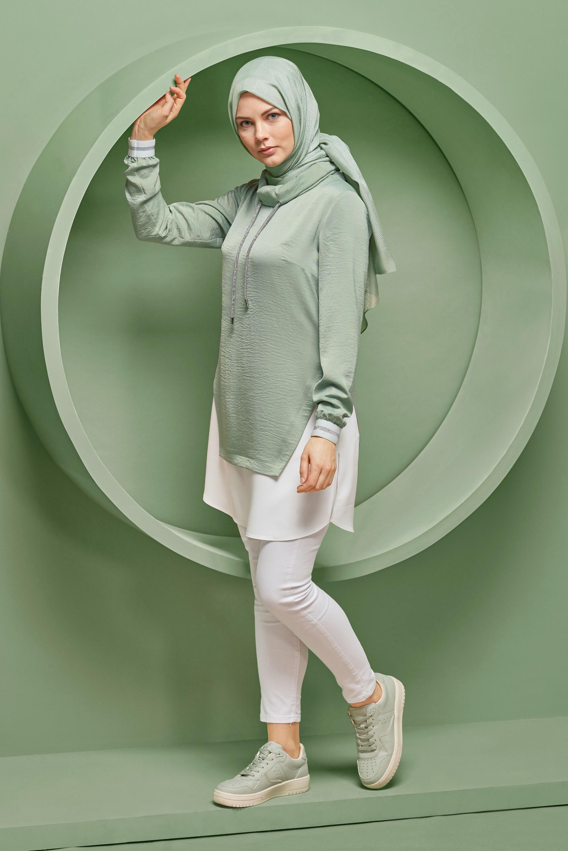 Tesettür giyim YEŞİL TAŞLI BAĞCIKLI GÖMLEK DETAYLI SATEN AEROBİN TUNİK 41489 