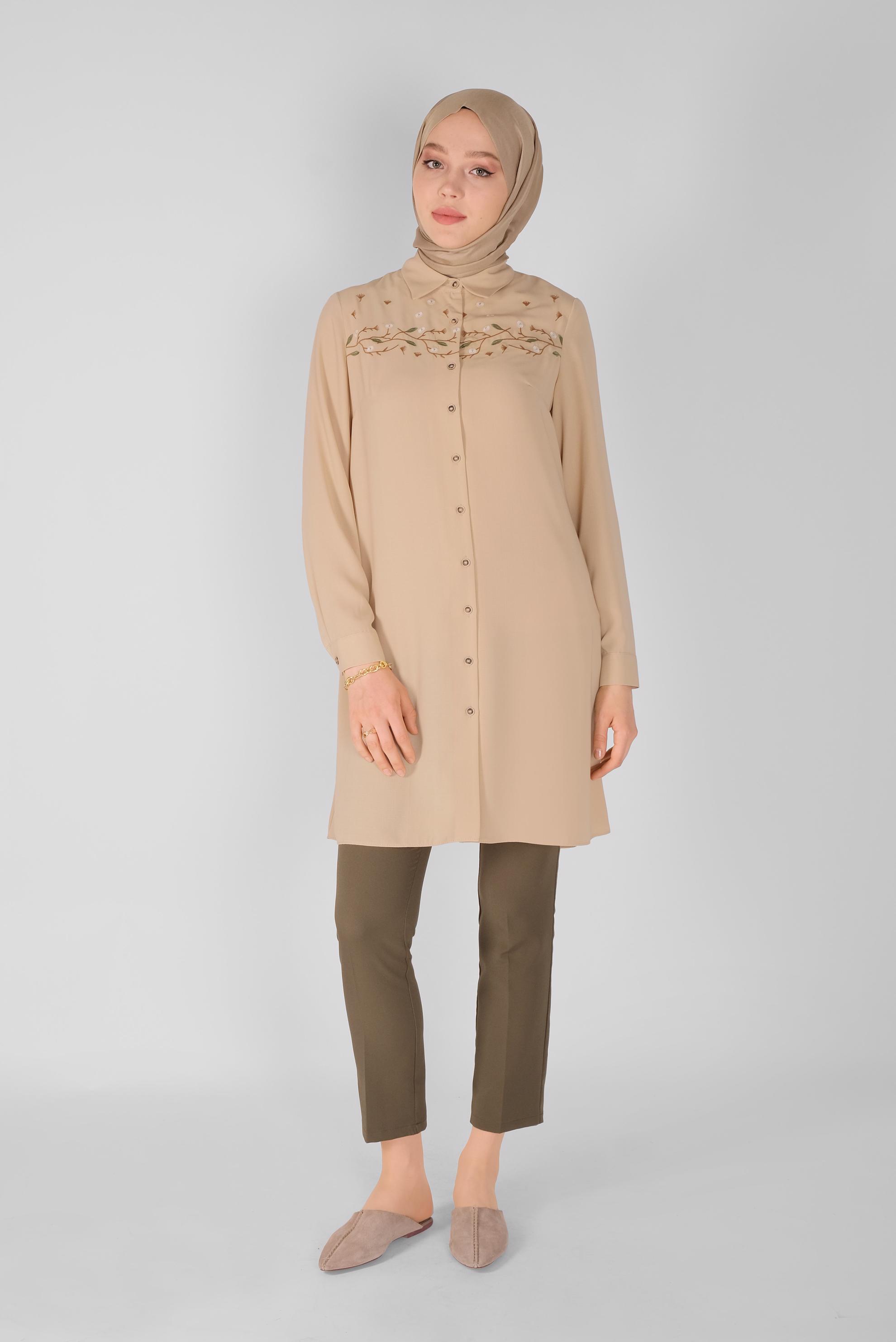 Tesettür giyim BEJ ÇİÇEK İŞLEMELİ DÜĞMELİ TUNİK 41493 