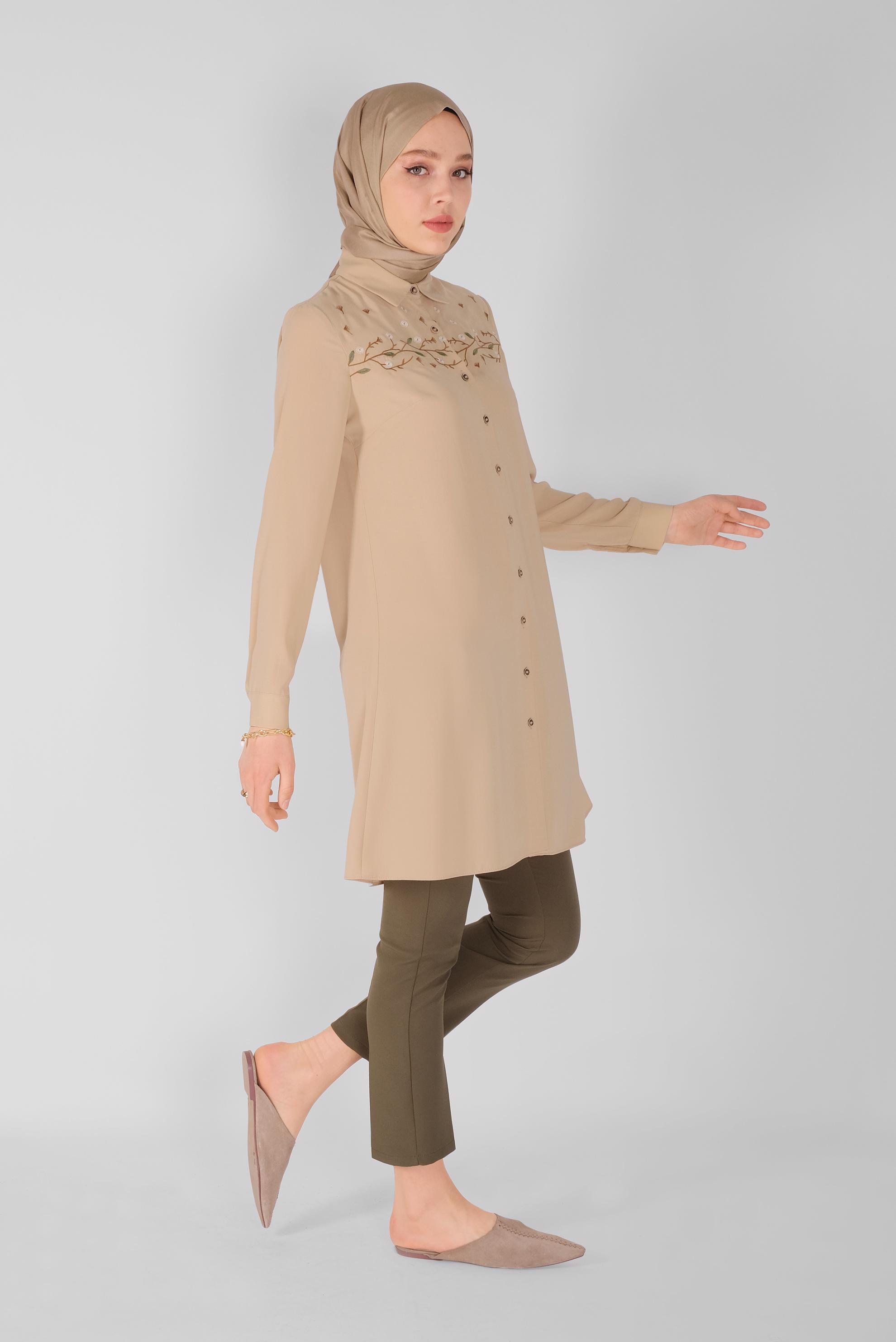 Tesettür giyim BEJ ÇİÇEK İŞLEMELİ DÜĞMELİ TUNİK 41493 