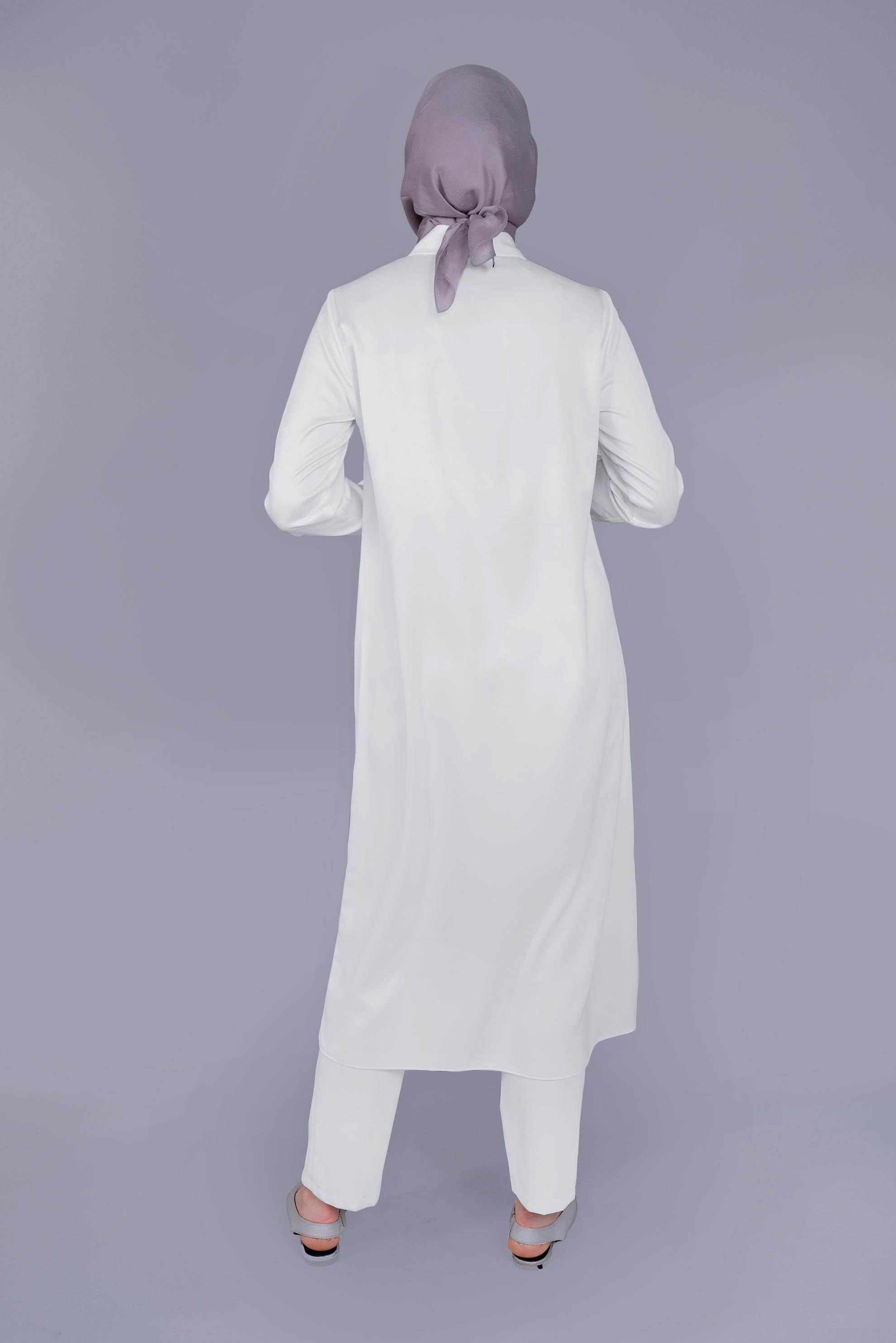 Tesettür giyim BEYAZ BOYDAN DÜĞMELİ SATEN TUNİK  41497 