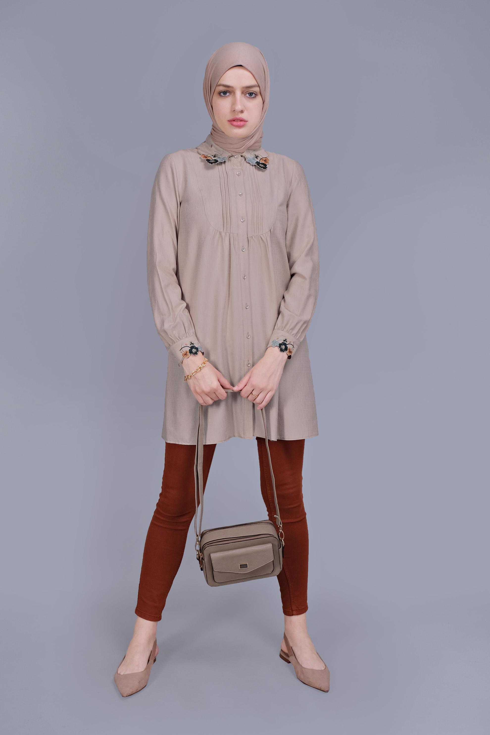 Tesettür giyim BEJ YAKASI VE KOLU NAKIŞ İŞLEMELİ TUNİK 41595 