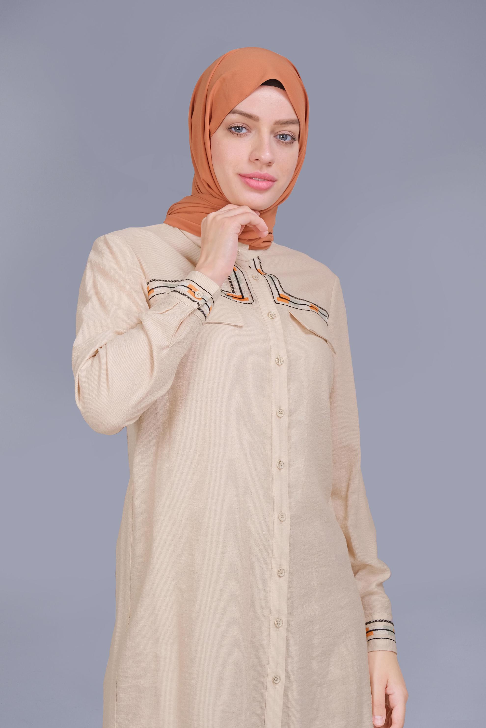 Tesettür giyim BEJ NAKIŞLI CEPLİ BOYDAN DÜĞMELİ TUNİK 41598 