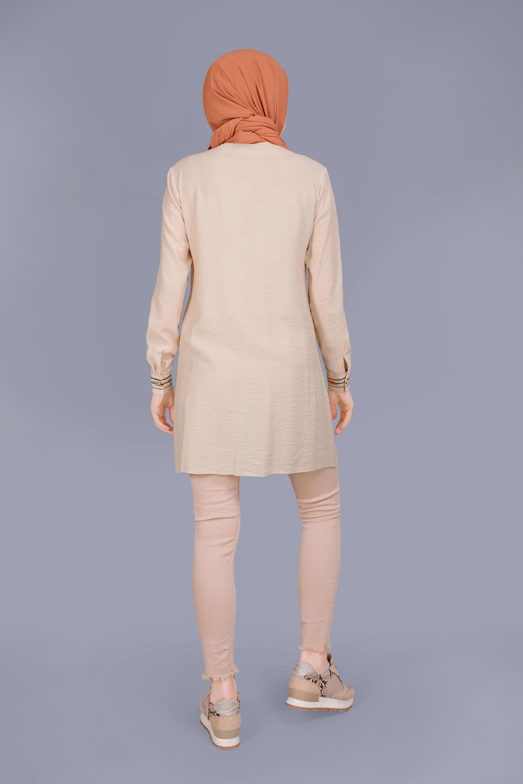 Tesettür giyim BEJ NAKIŞLI CEPLİ BOYDAN DÜĞMELİ TUNİK 41598 