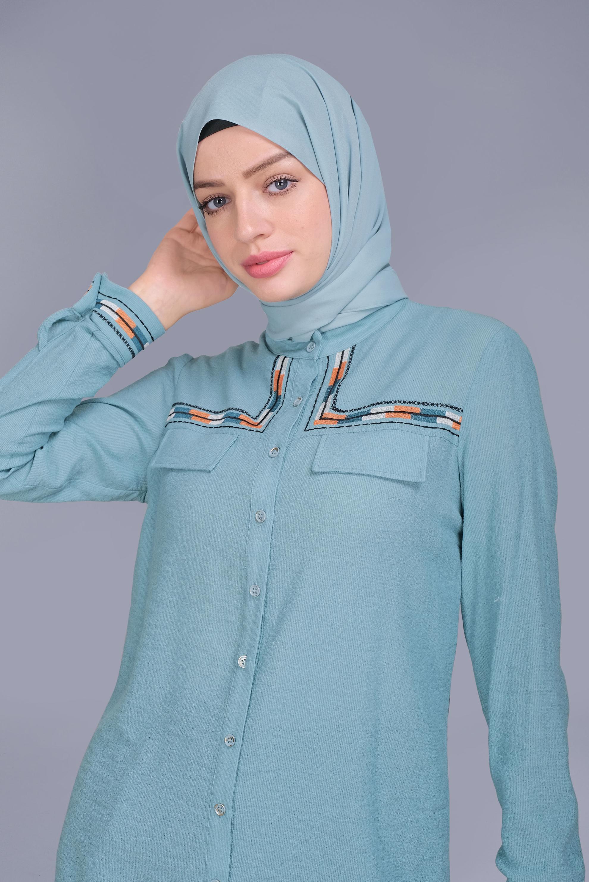 Tesettür giyim MAVİ NAKIŞLI CEPLİ BOYDAN DÜĞMELİ TUNİK 41598 