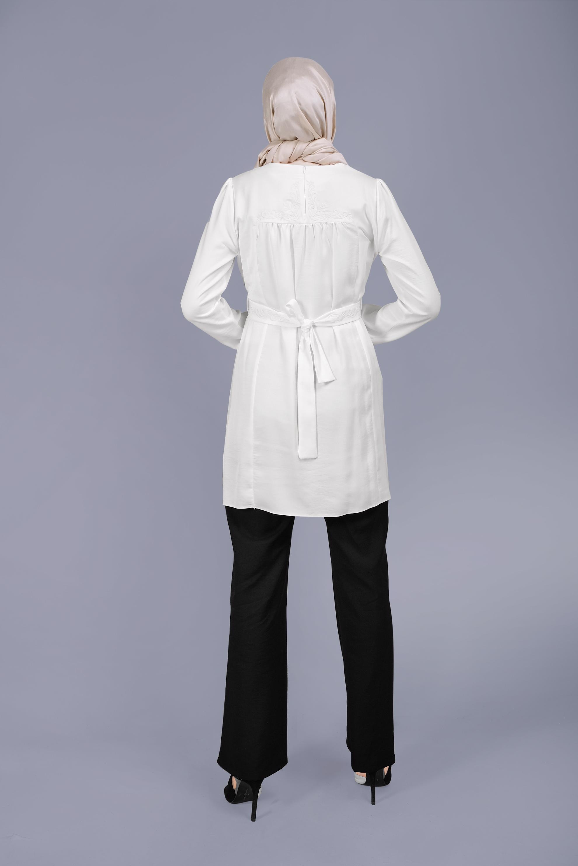 Tesettür giyim BEYAZ SIRTI NAKIŞLI  KUŞAKLI TUNİK 41601 