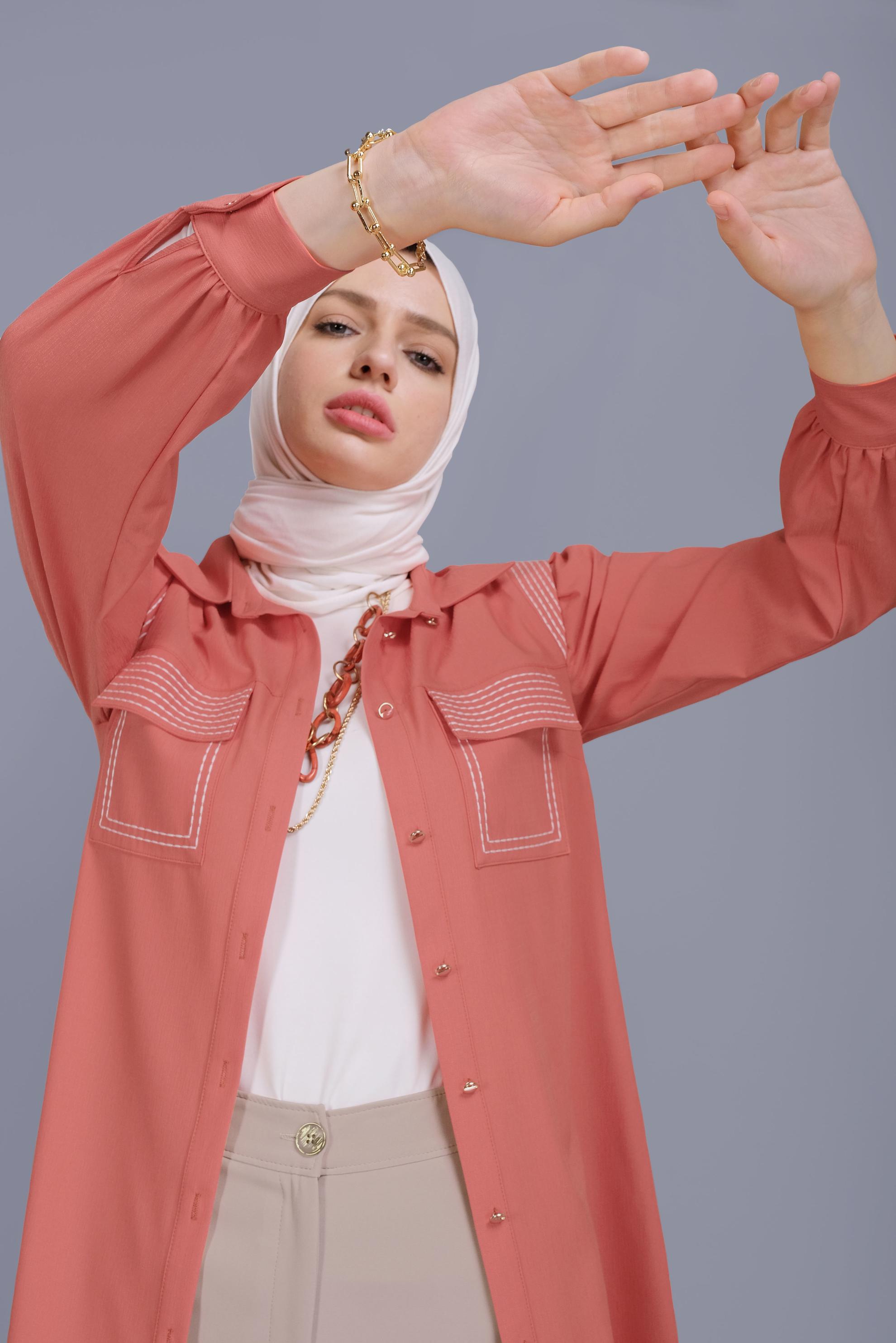 Tesettür giyim KIRMIZI NAKIŞLI DETAYLI CEPLİ TUNİK 41611