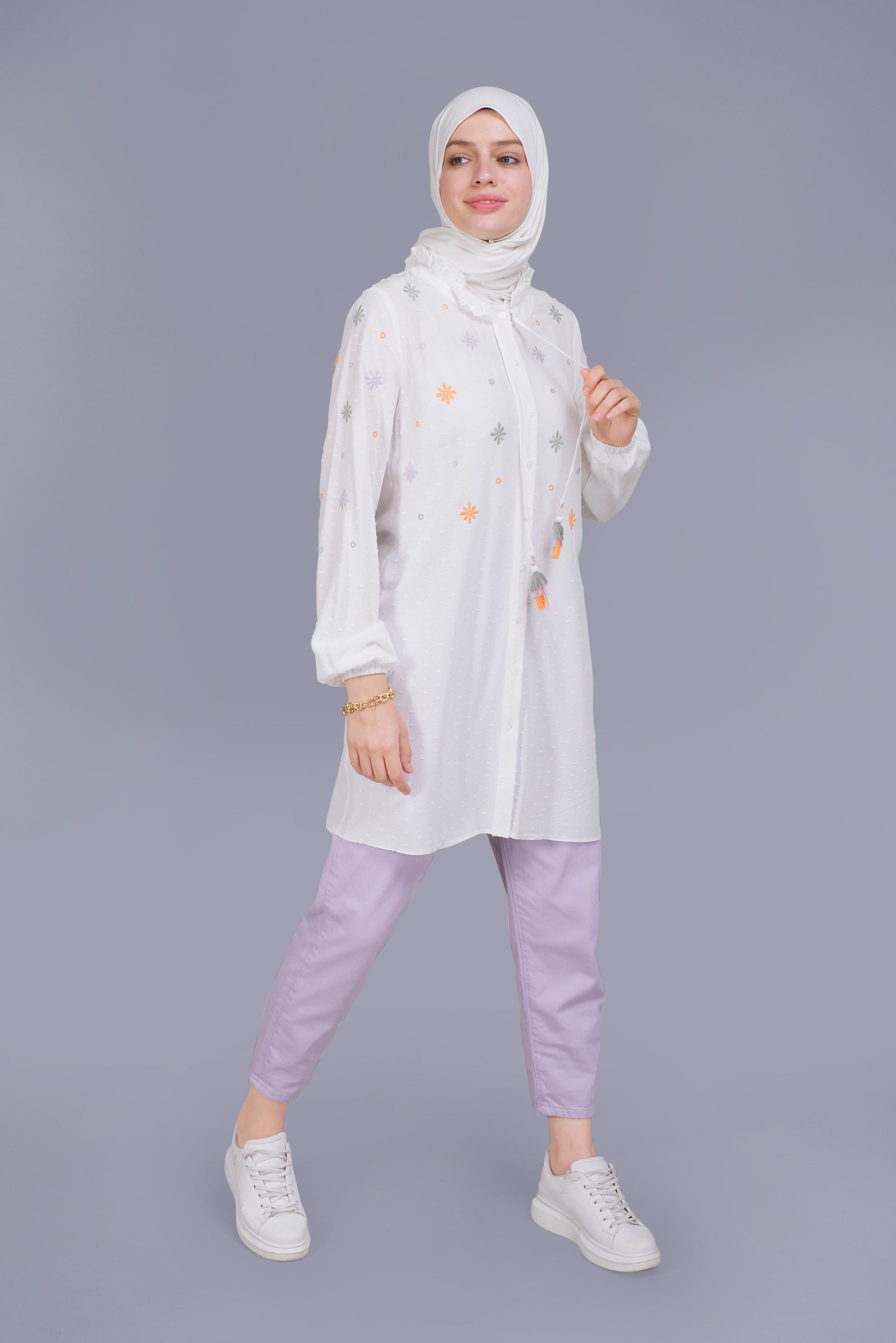 Tesettür giyim BEYAZ BOYDAN DÜĞMELİ NAKIŞLI PÜSKÜLLÜ TUNİK 41614 