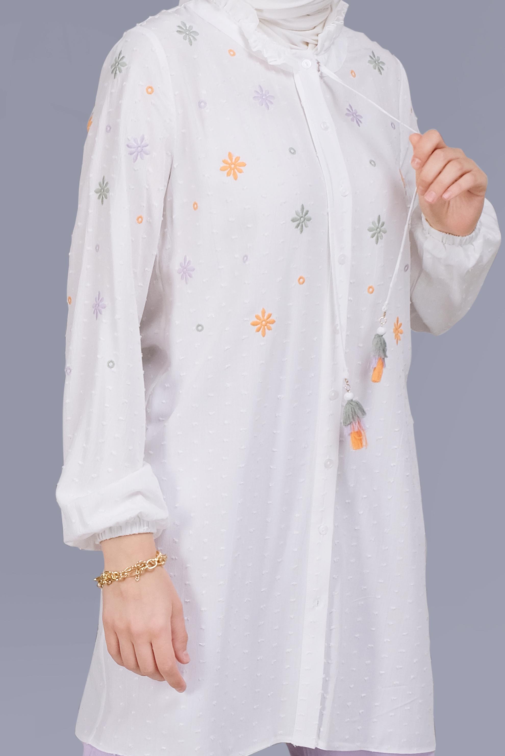 Tesettür giyim BEYAZ BOYDAN DÜĞMELİ NAKIŞLI PÜSKÜLLÜ TUNİK 41614 